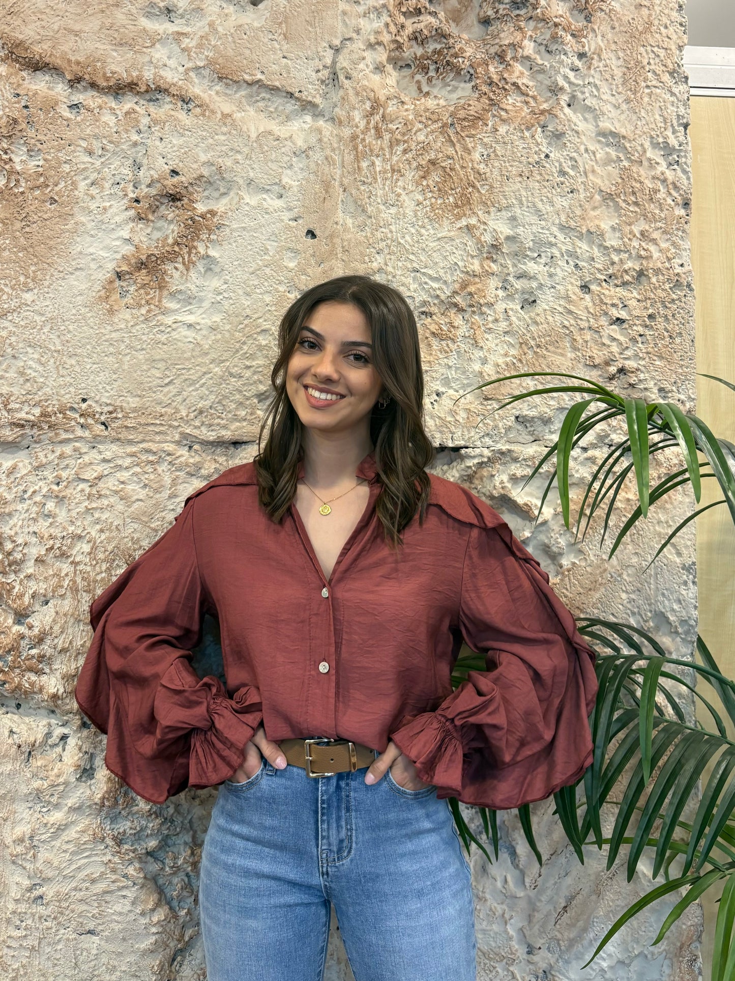 BLUSA CUELLO PICO VOLANTES FRAMBUESA