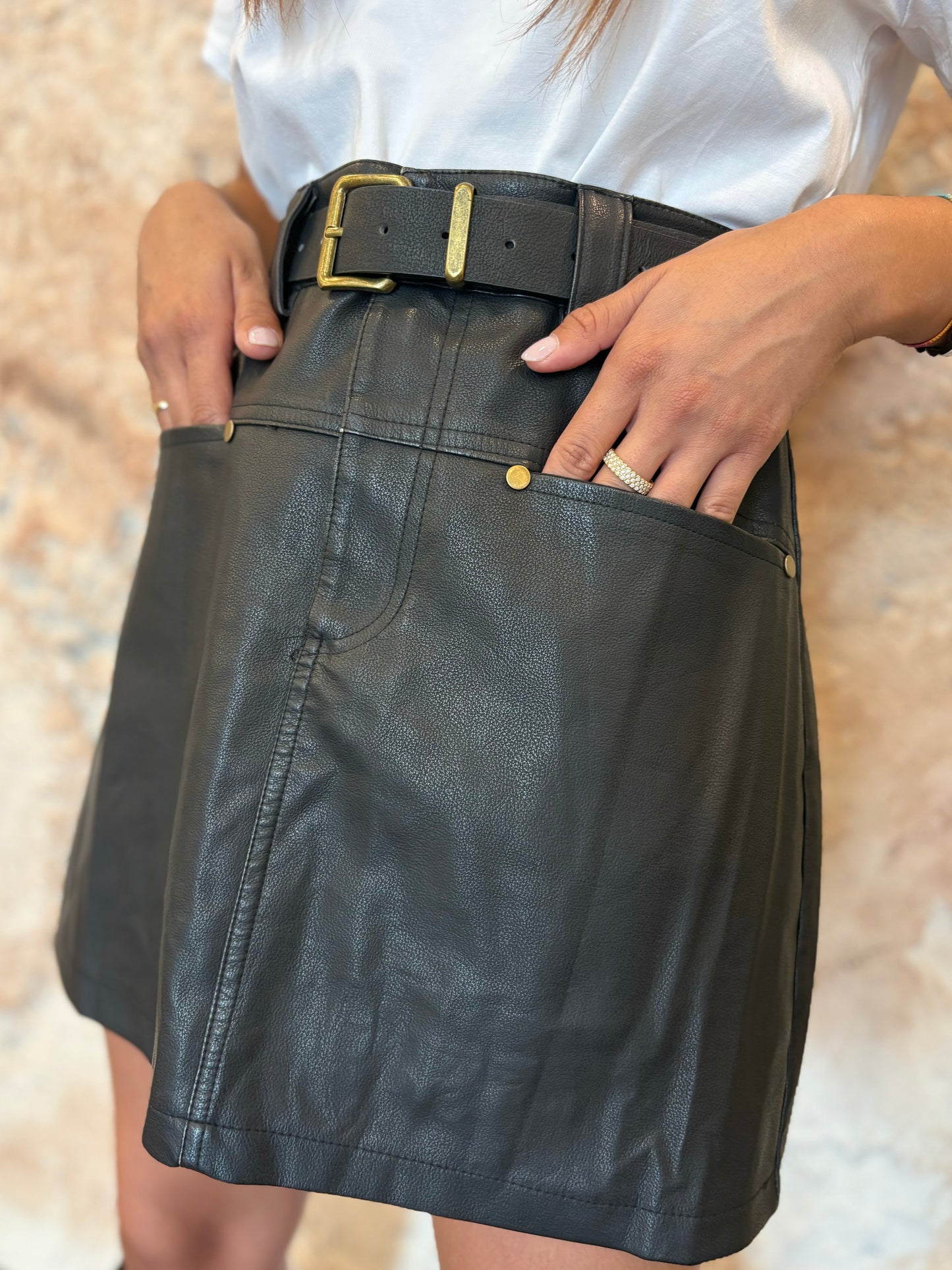 FALDA PANTALÓN CORTA POLIPIEL BOLSILLO FRONTAL NEGRA