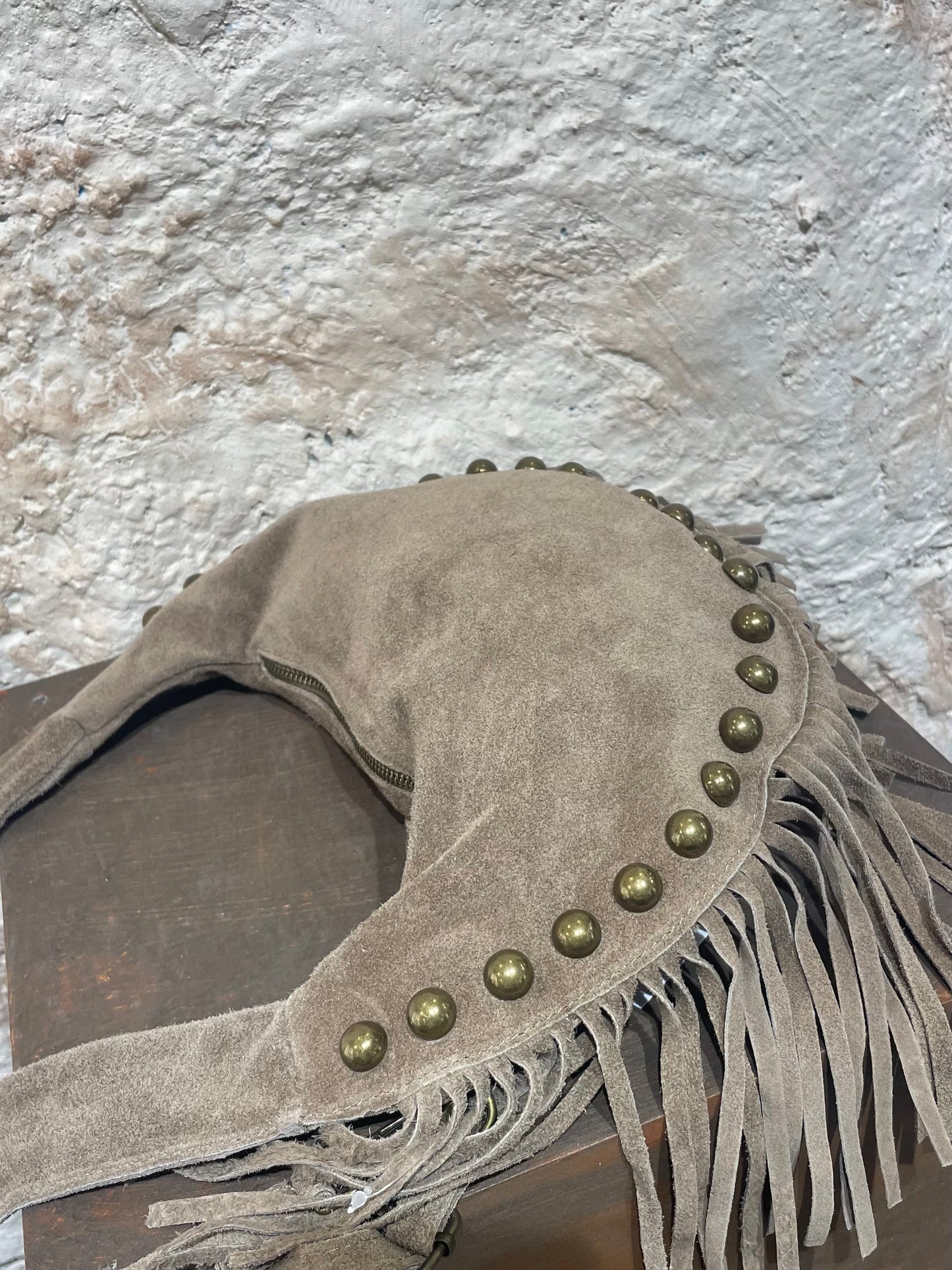 BOLSO PIEL FLECOS DETALLE TACHAS TAUPE