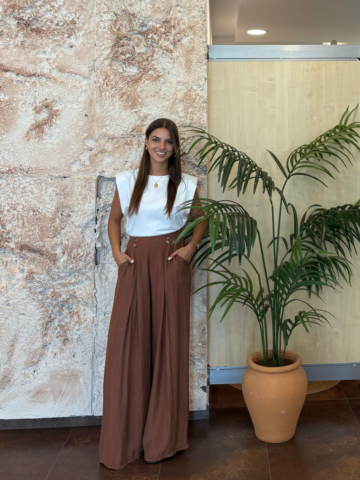 PANTALÓN PINZA FLUIDO DETALLE BOTONES FRONTAL TEJA