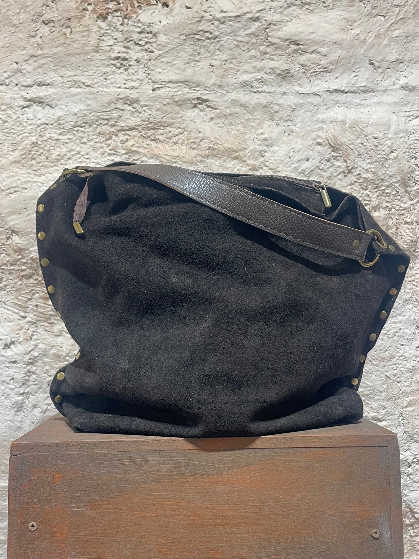 SHOPPER PIEL CUADRADO MARRÓN DETALLE TACHAS ASA MARRÓN