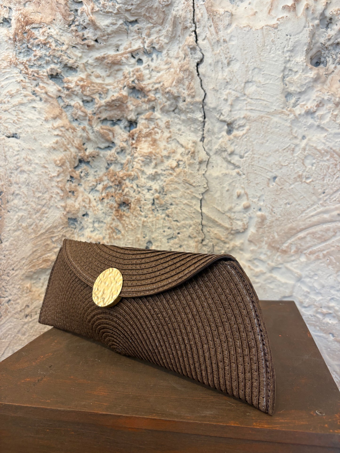 CARTERA DE MANO RAFIA MARRÓN DETALLE CIERRE