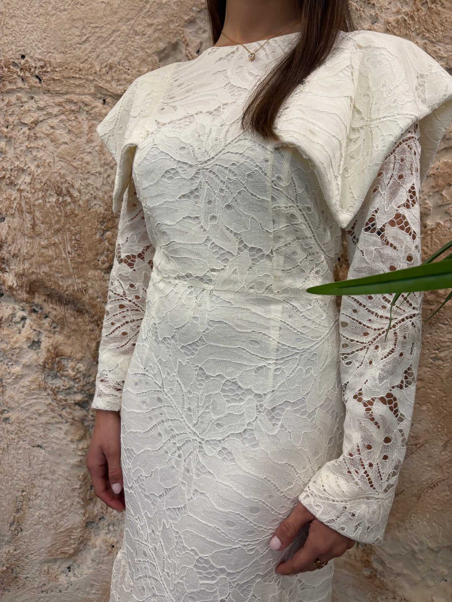 VESTIDO LARGO CON HOMBRERAS CALADO CRUDO