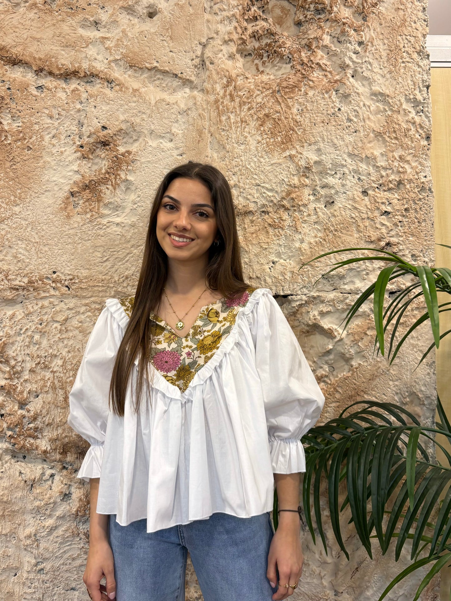 BLUSA GLOBO CUELLO PICO ESTAMPADO BLANCO