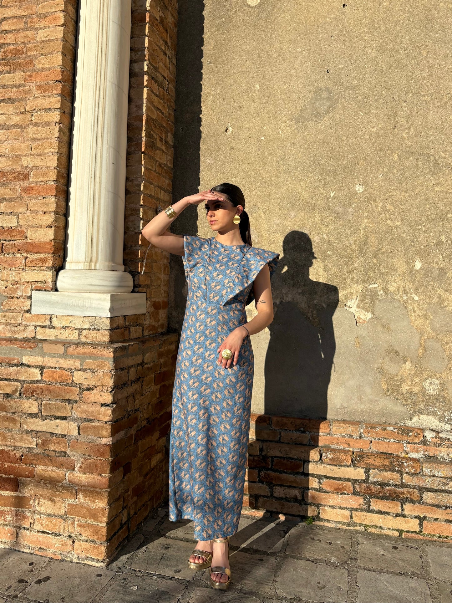 VESTIDO ESTAMPADO VOLANTES AZUL-BEIGE