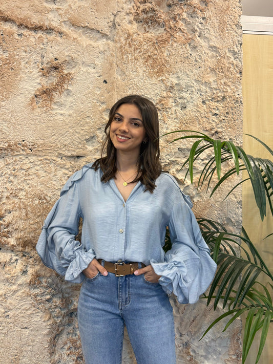 BLUSA CUELLO PICO VOLANTES CELESTE
