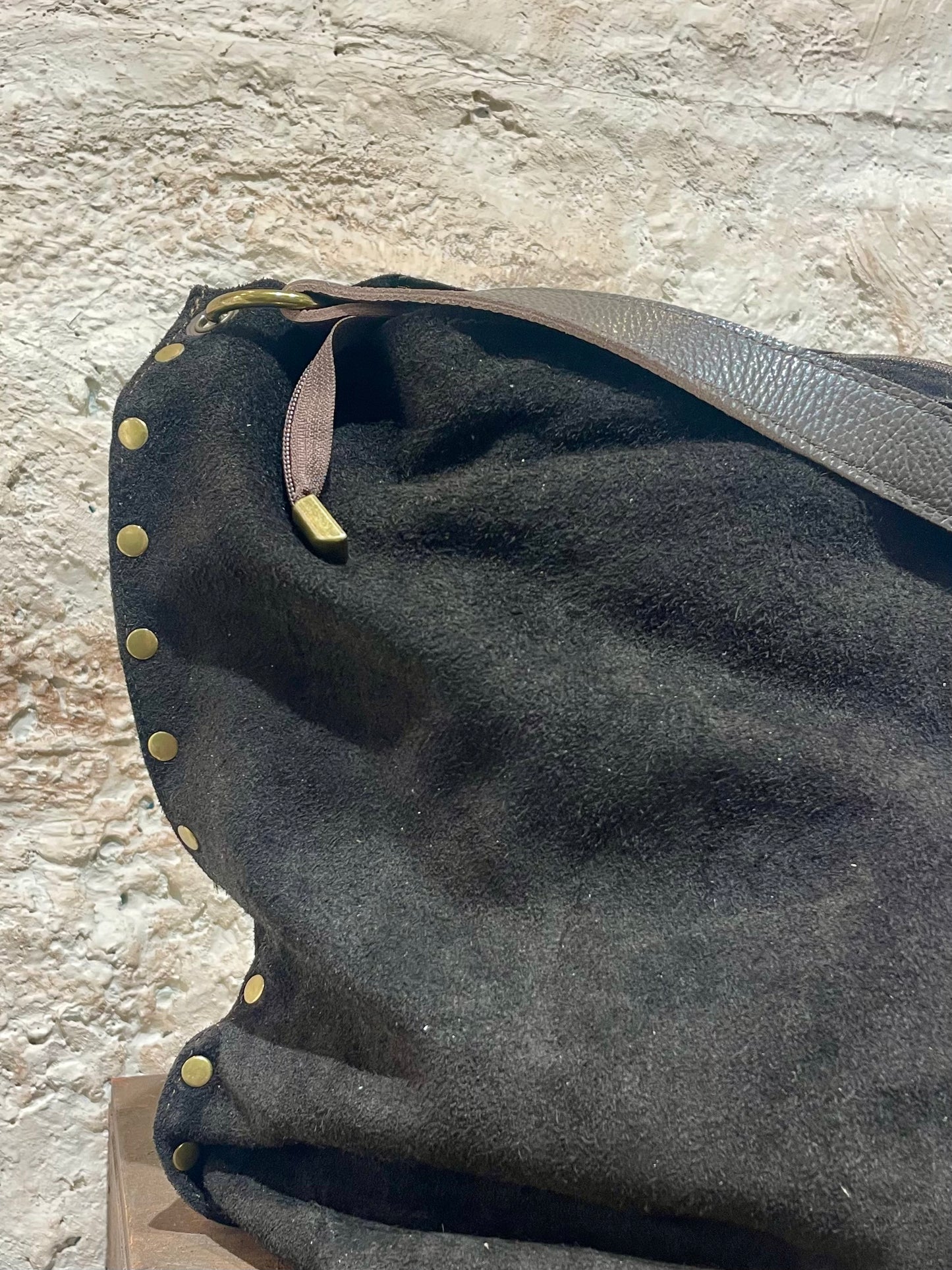 SHOPPER PIEL CUADRADO MARRÓN DETALLE TACHAS ASA MARRÓN