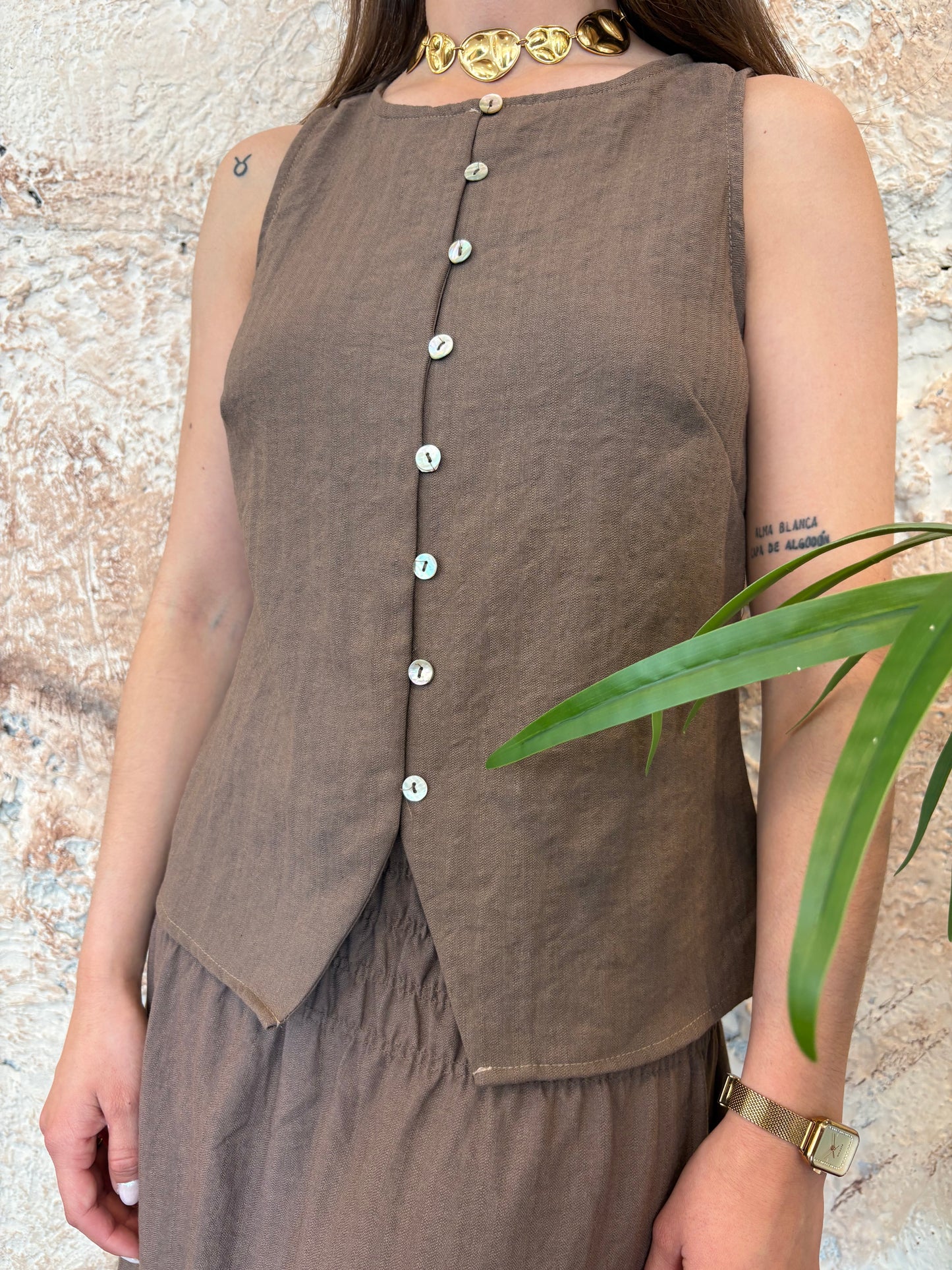 CHALECO BOTONES FRONTAL MARRÓN