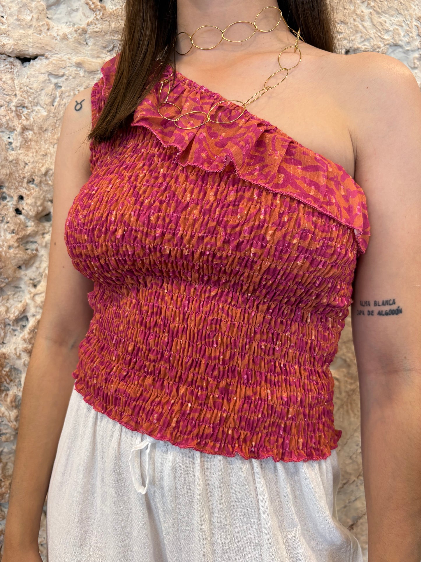 BLUSA ESTAMPADA PANEL HOMBRO DESCUBIERTO NARANJA-FUCSIA