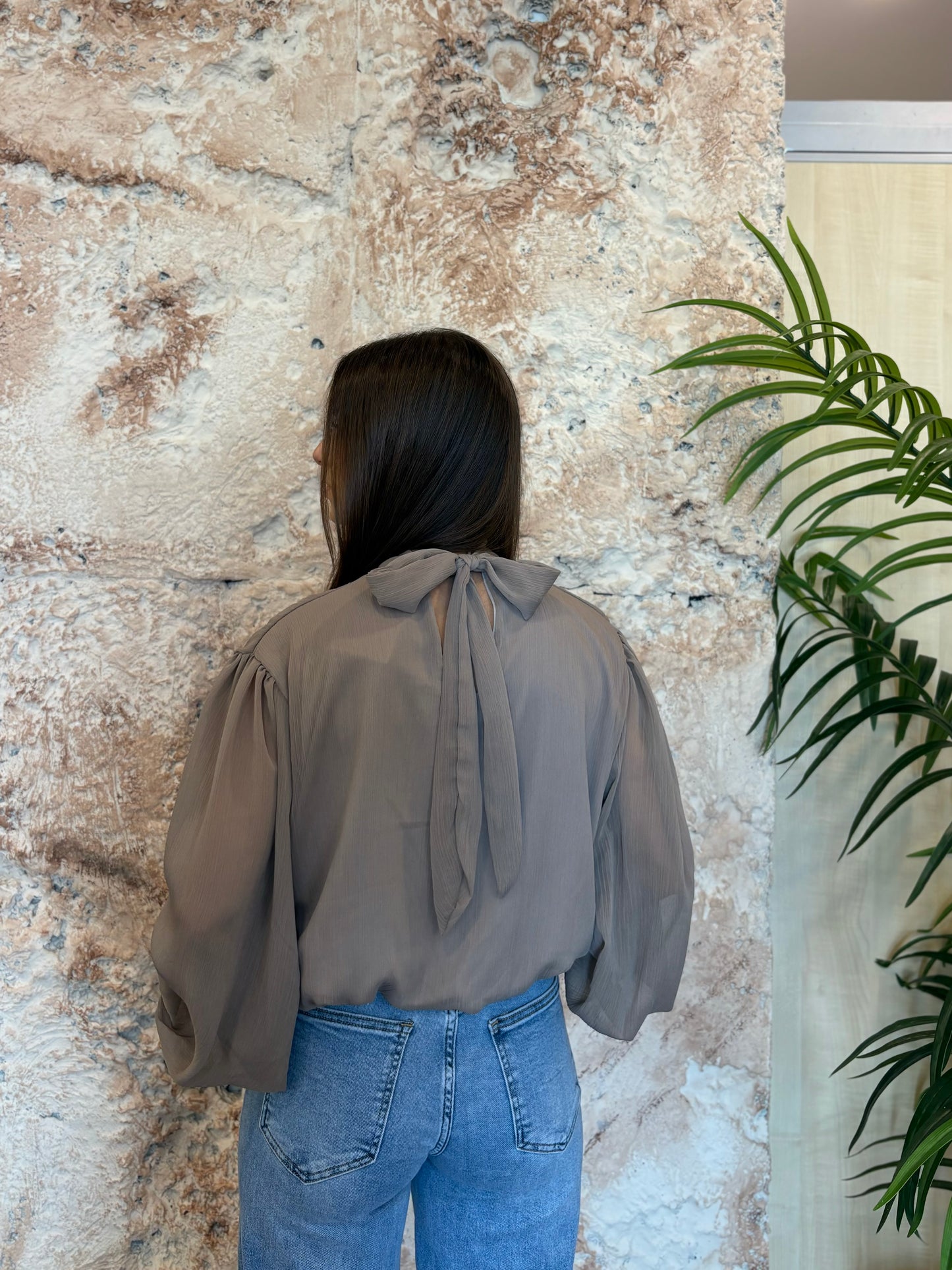 BLUSA PLISADA BAJO EFECTO GLOBO TAUPE