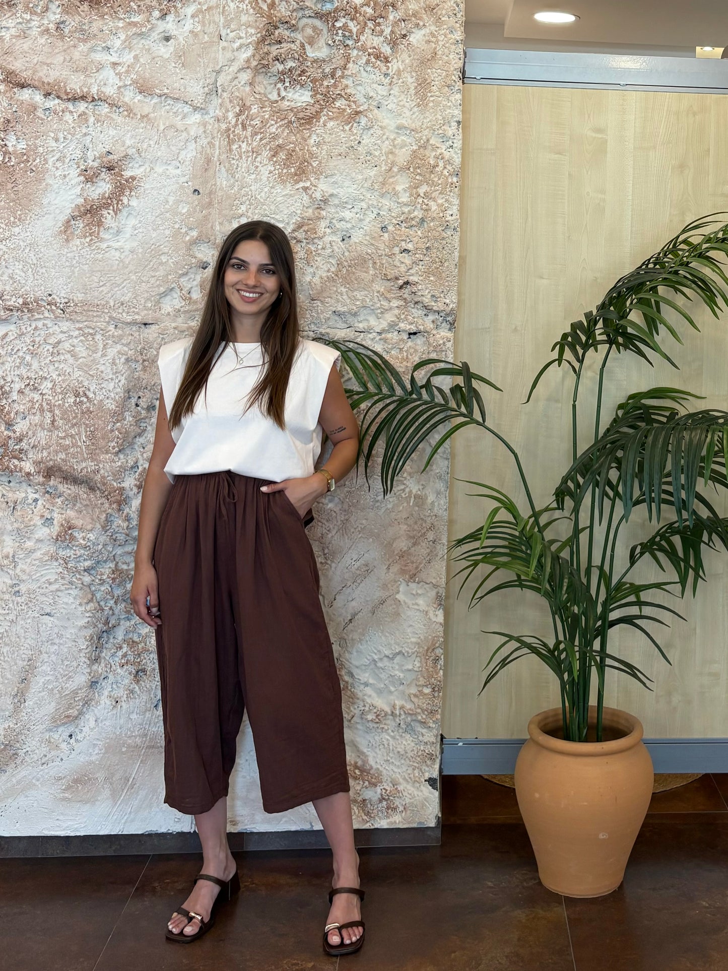 PANTALÓN CROPPED ANCHO MARRÓN