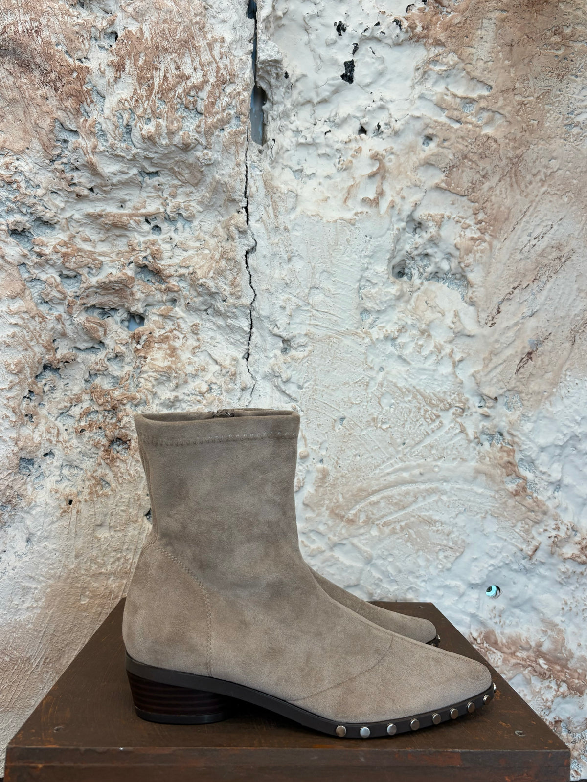 BOTÍN SERRAJE BEIGE TACHAS
