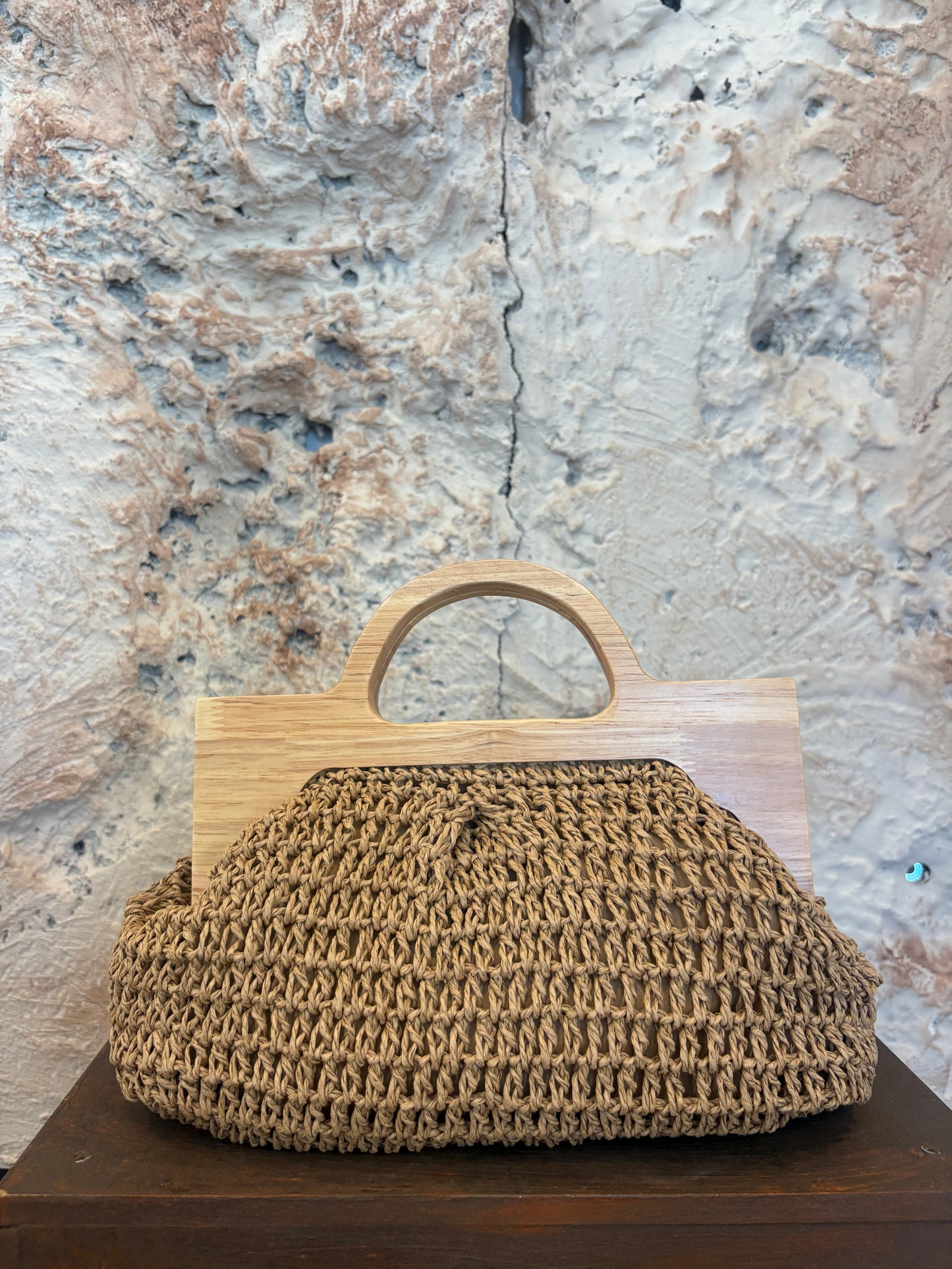CLUTCH RAFIA MANETA MADERA