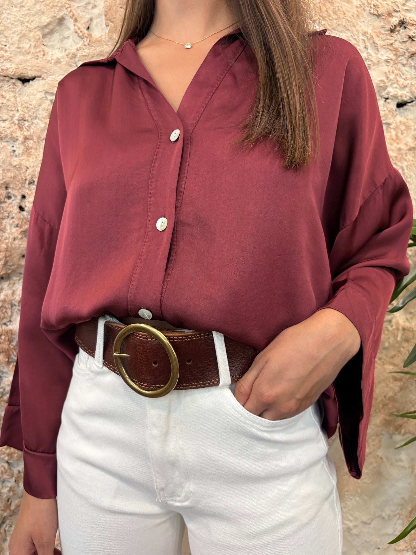 CAMISA EFECTO SATINADO BURDEOS