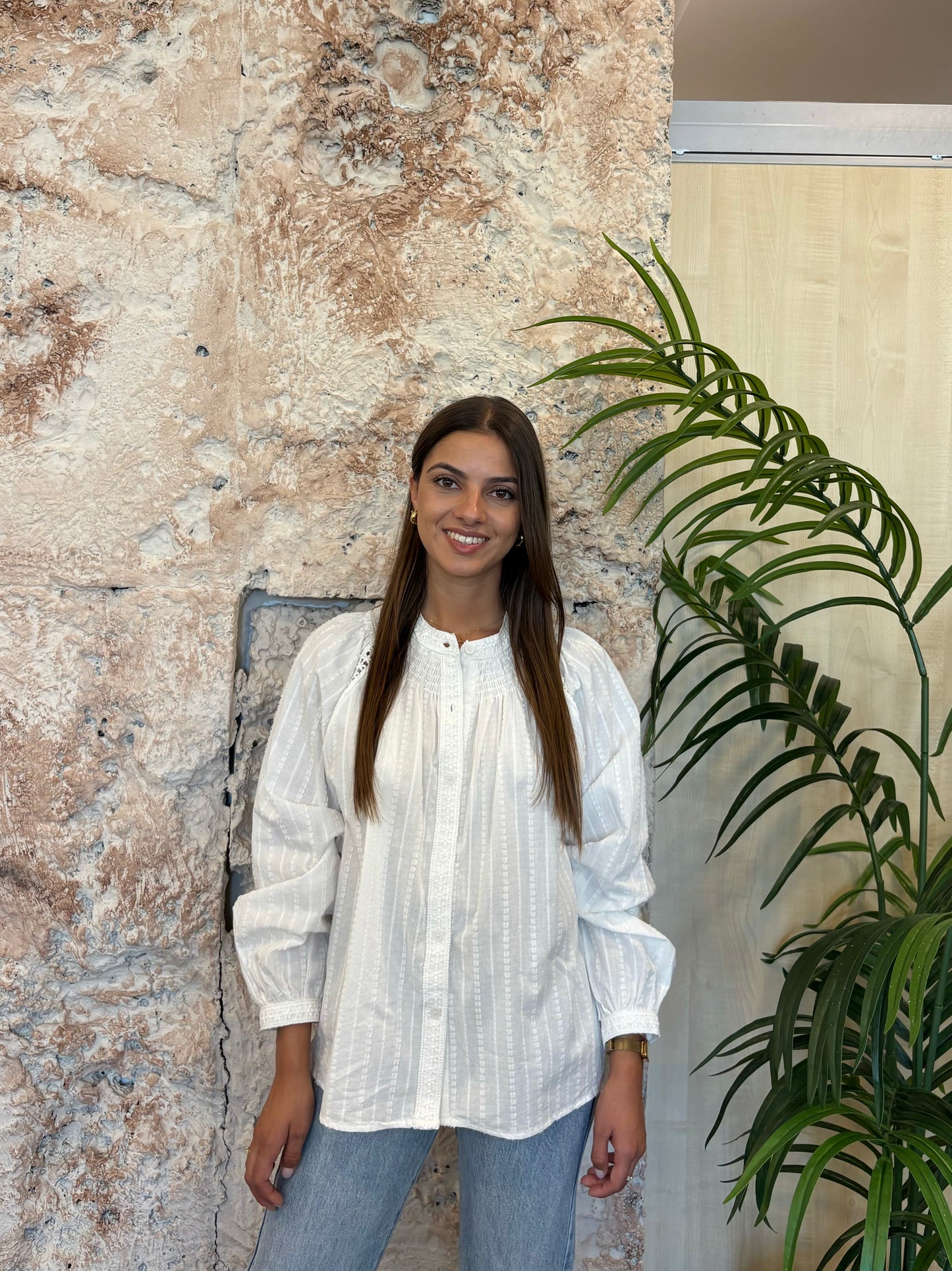 CAMISA BORDADA CUELLO PANEL DE ABEJA DETALLE ENCAJE BLANCA