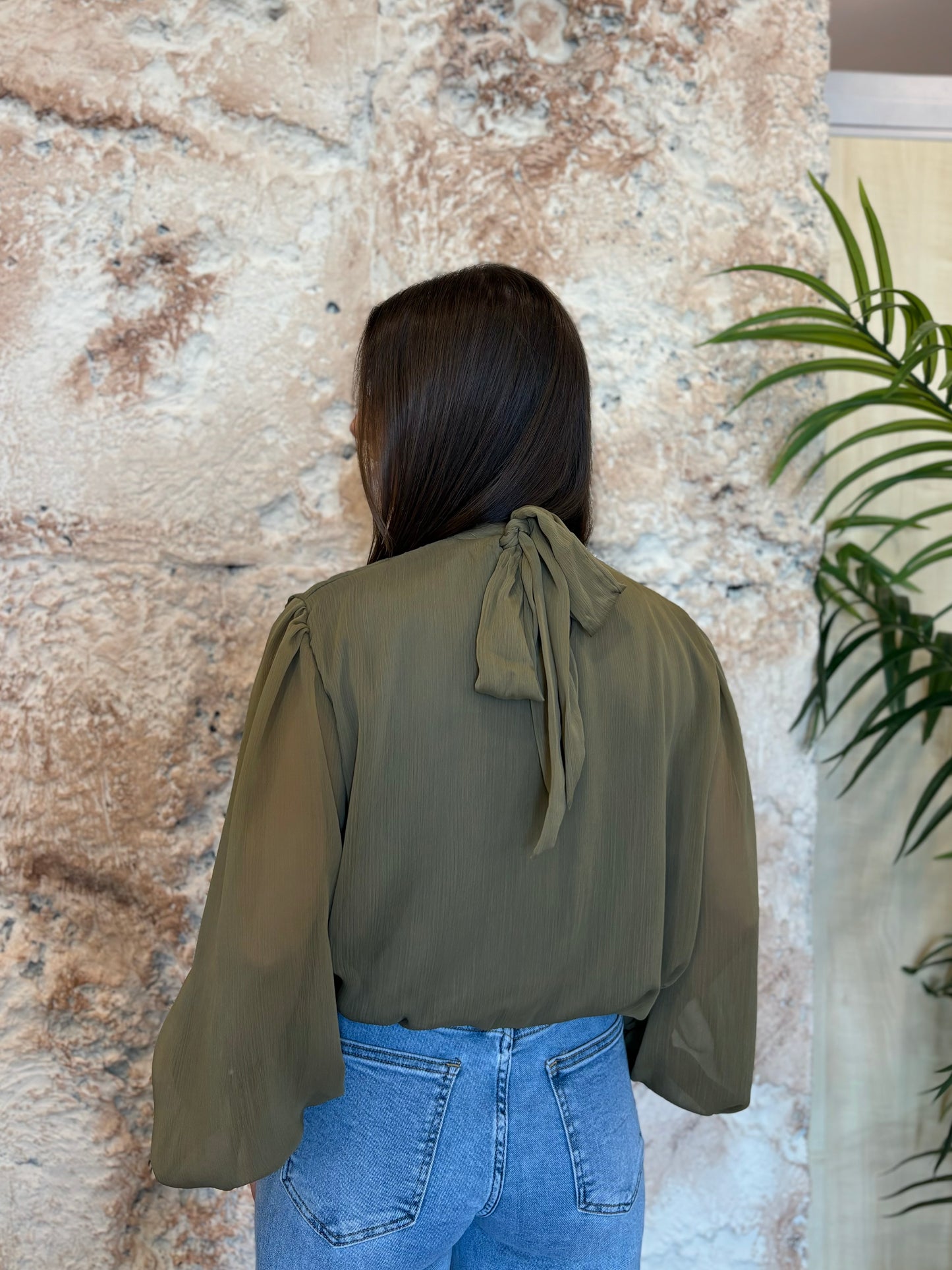BLUSA PLISADA BAJO EFECTO GLOBO VERDE