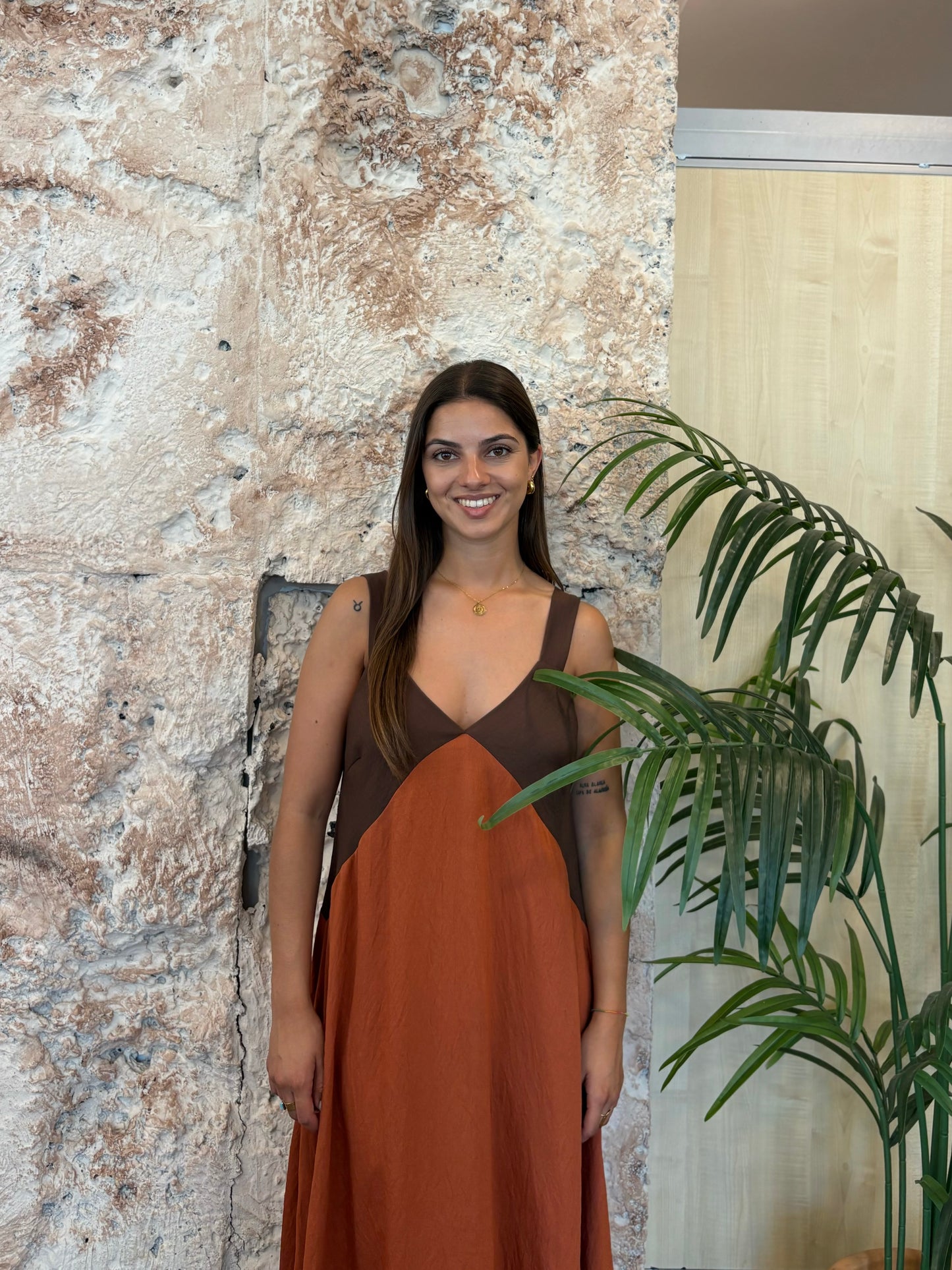 VESTIDO FLUIDO TIRANTE ANCHO MARRÓN-TEJA