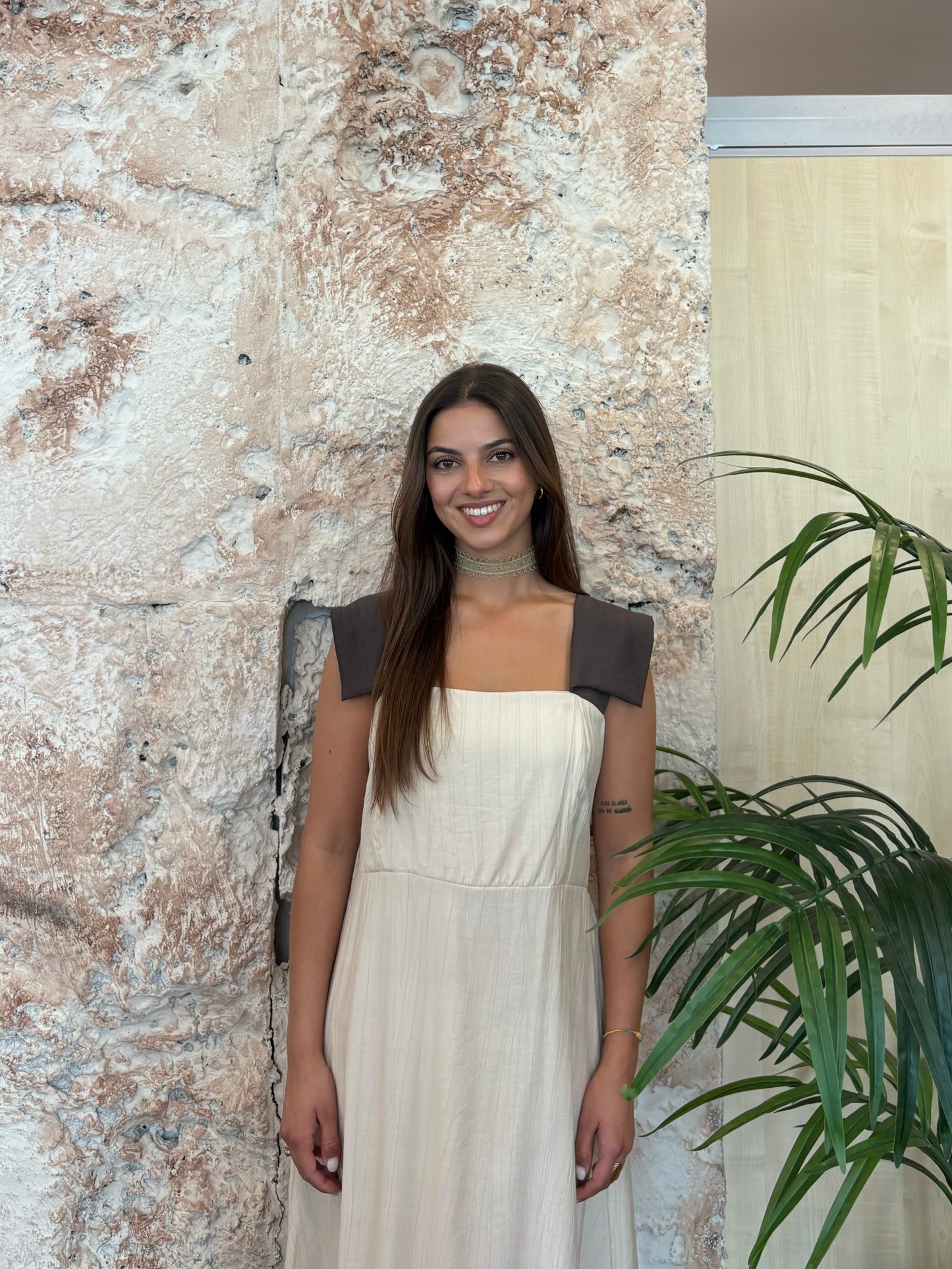 VESTIDO FLUIDO TIRANTE BEIGE-MARRÓN