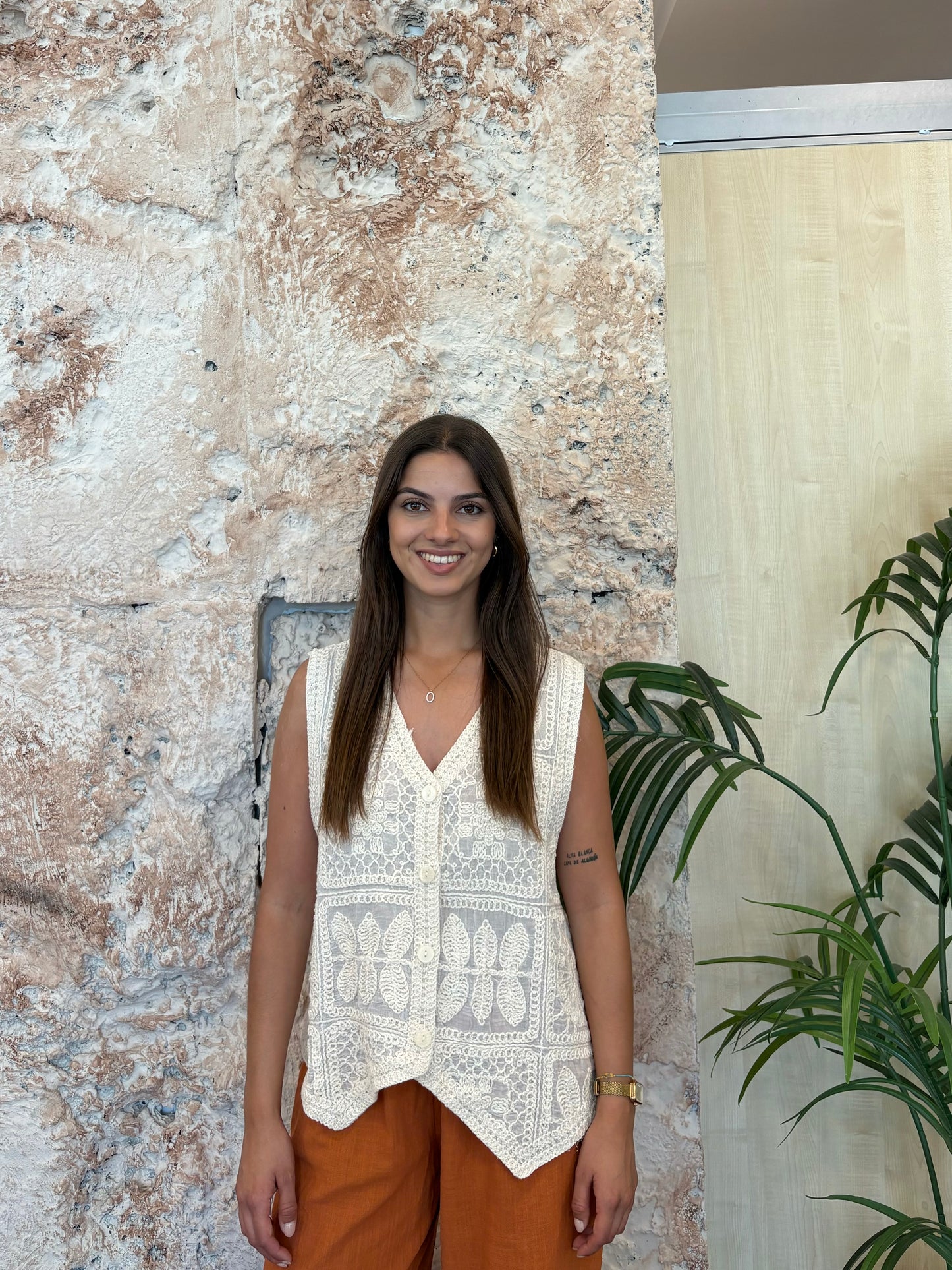 CHALECO BORDADO BEIGE