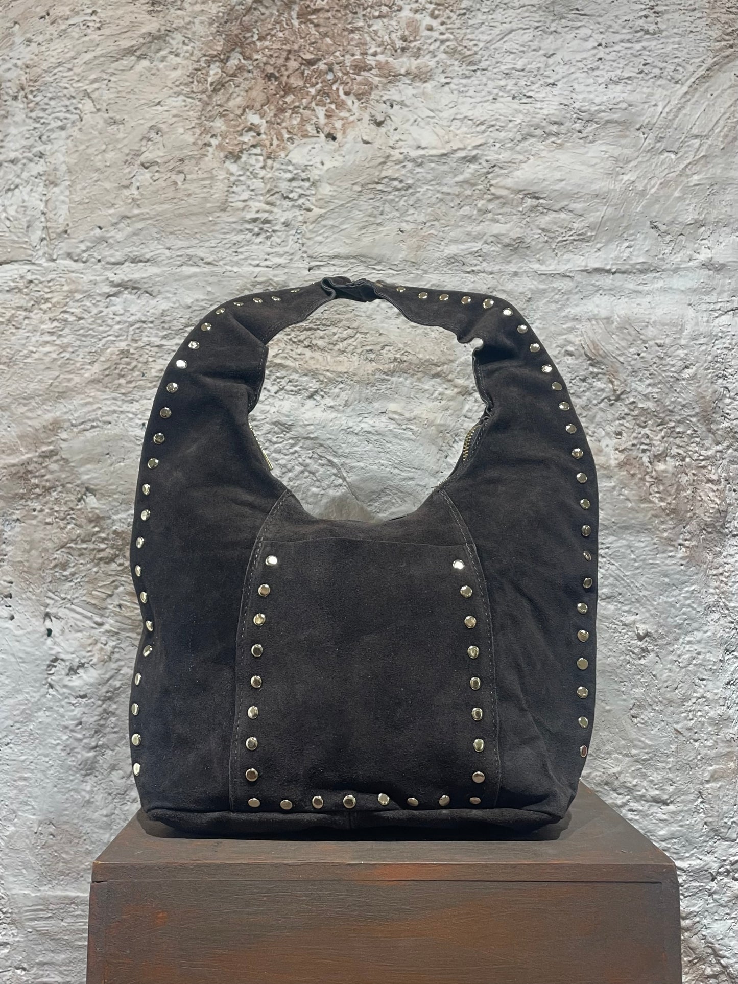 BOLSO DE HOMBRO BOLSILLO DETALLE TACHAS MARRÓN