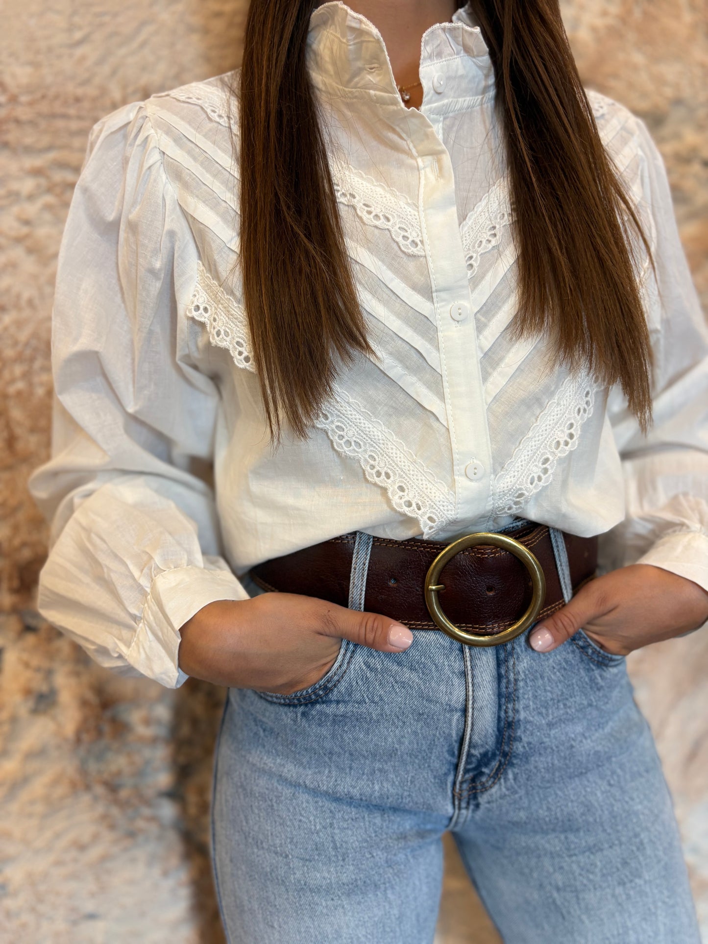 CAMISA CUELLO RIZO PLIEGUES Y BORDADOS BLANCA