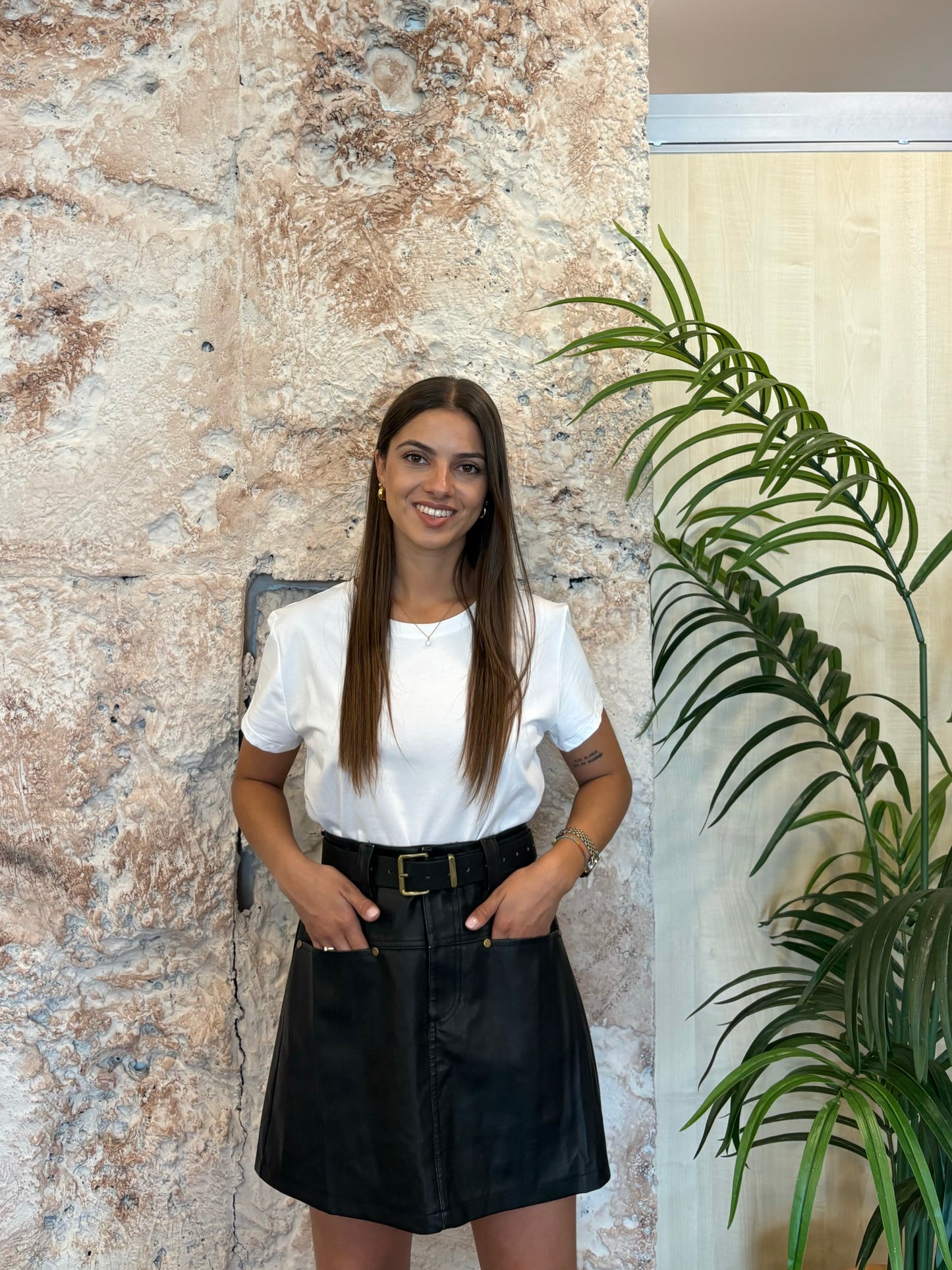 FALDA PANTALÓN CORTA POLIPIEL BOLSILLO FRONTAL NEGRA