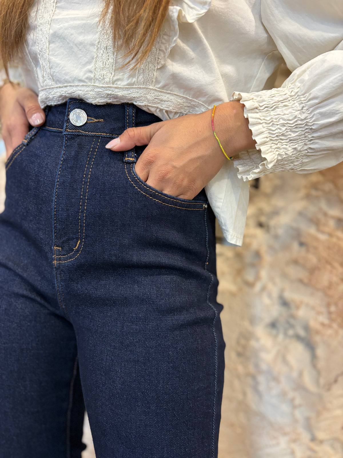 JEANS FLARED OSCURO BAJO DESFLECADO