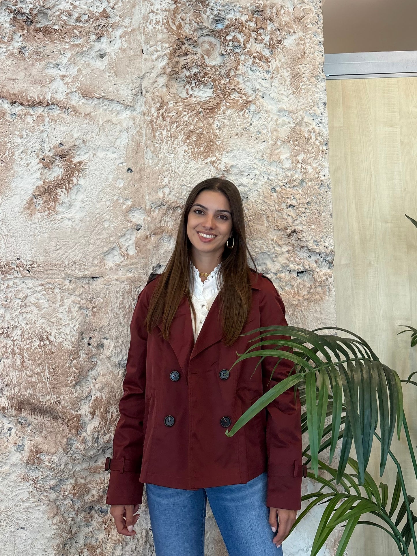 TRENCH CORTA BURDEOS