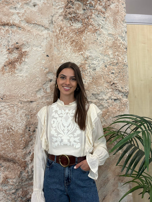BLUSA BORDADOS Y VOLANTES BEIGE