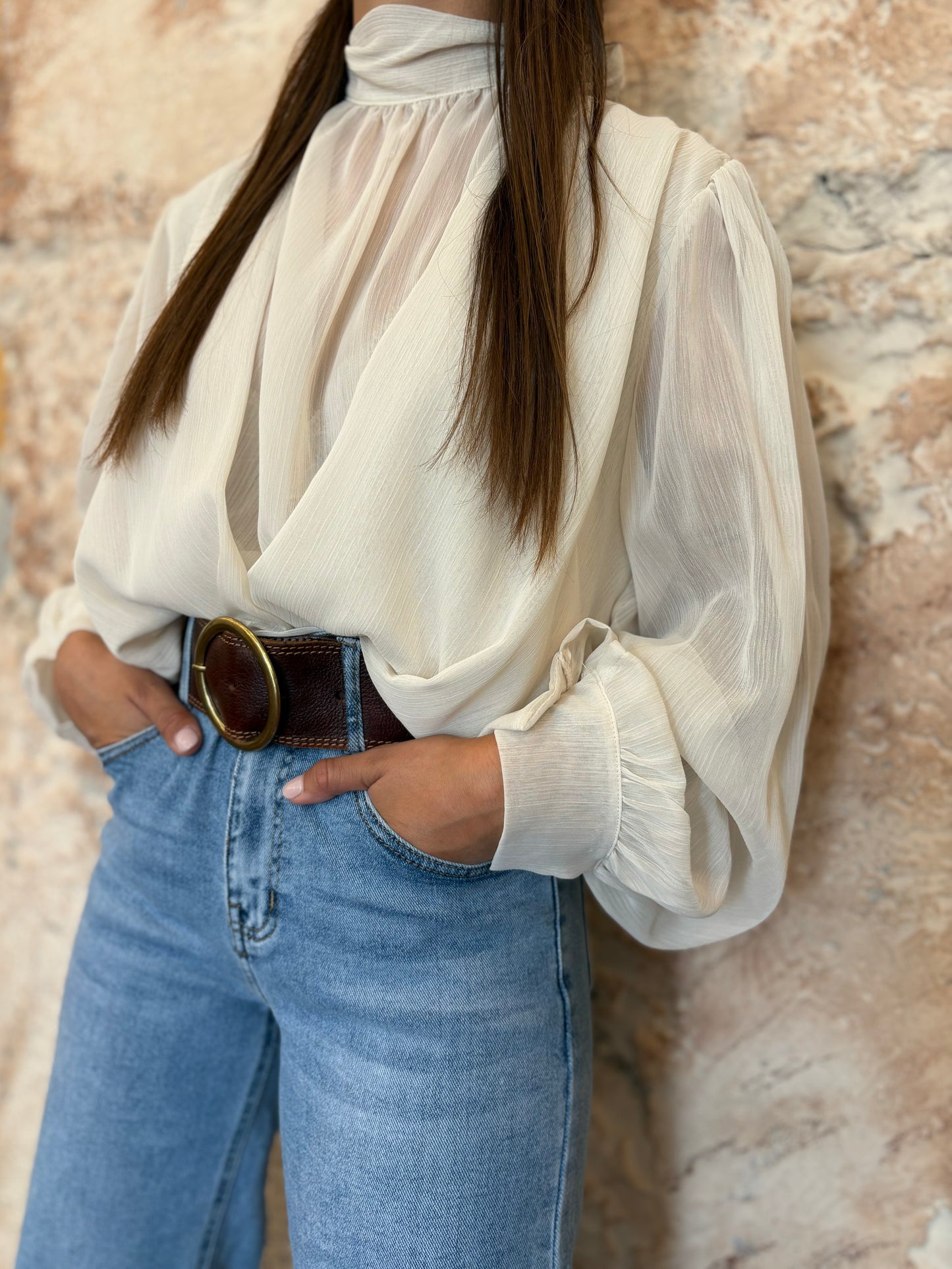 BLUSA PLISADA BAJO EFECTO GLOBO CRUDO