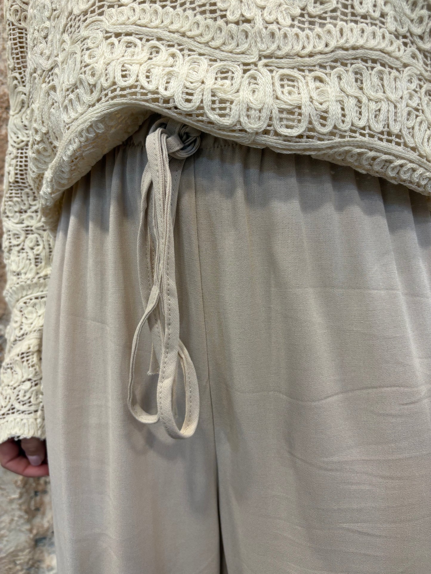 PANTALÓN RECTO FLUIDO BEIGE