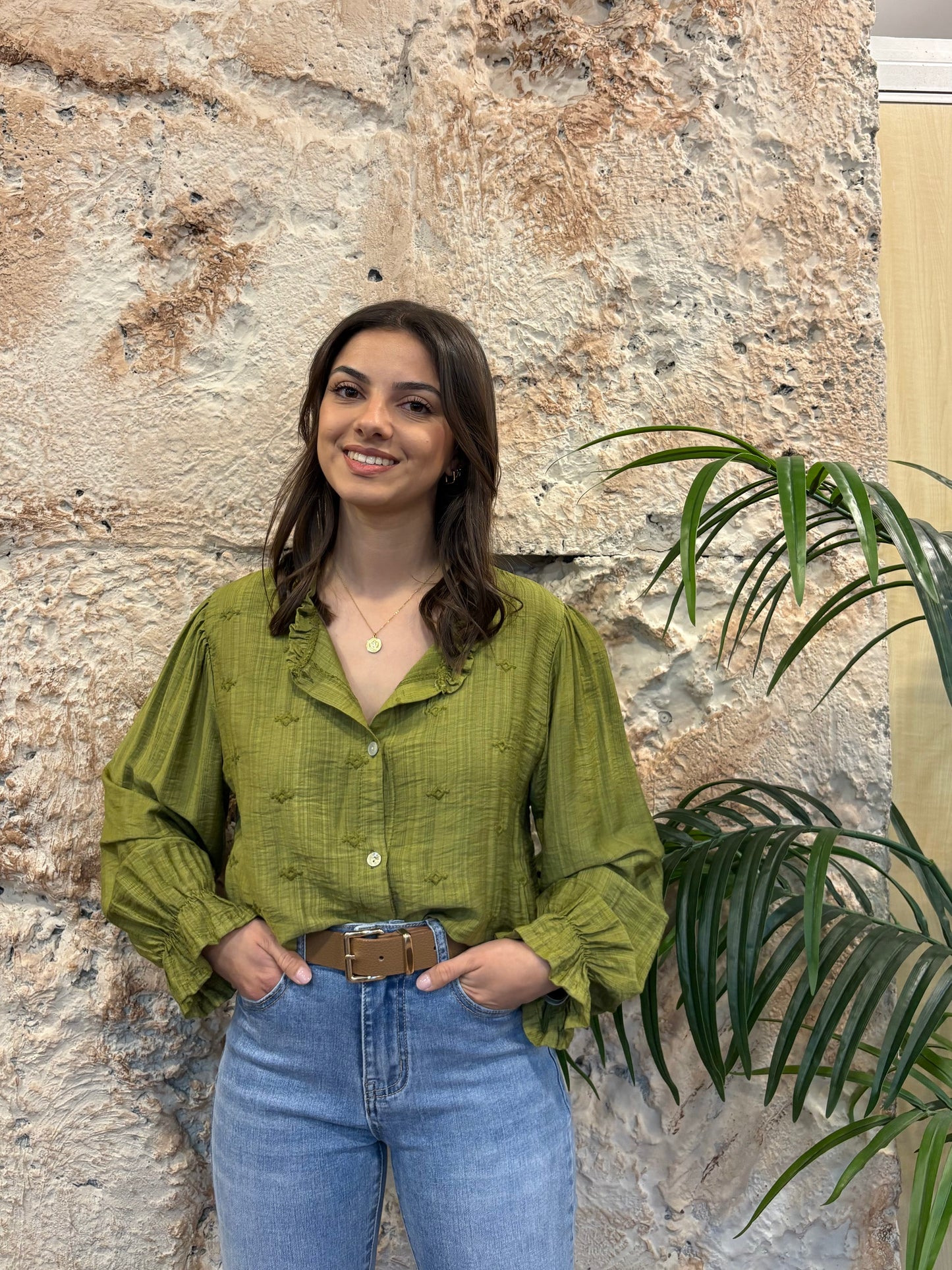 BLUSA CUELLO RIZO BORDADOS VERDE