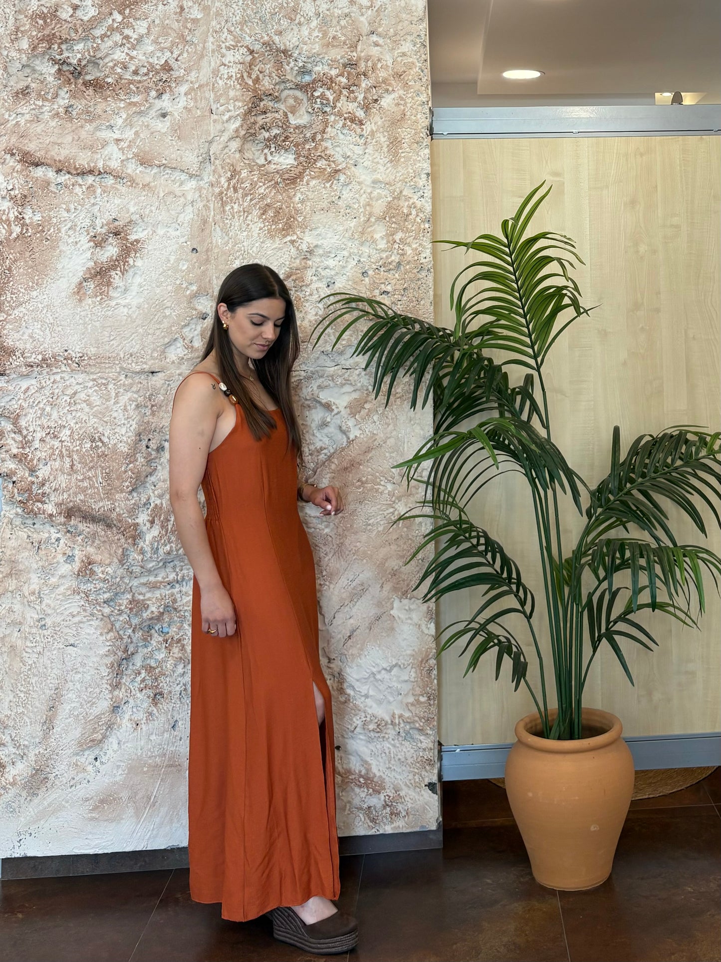VESTIDO LARGO DETALLE TIRANTE TEJA