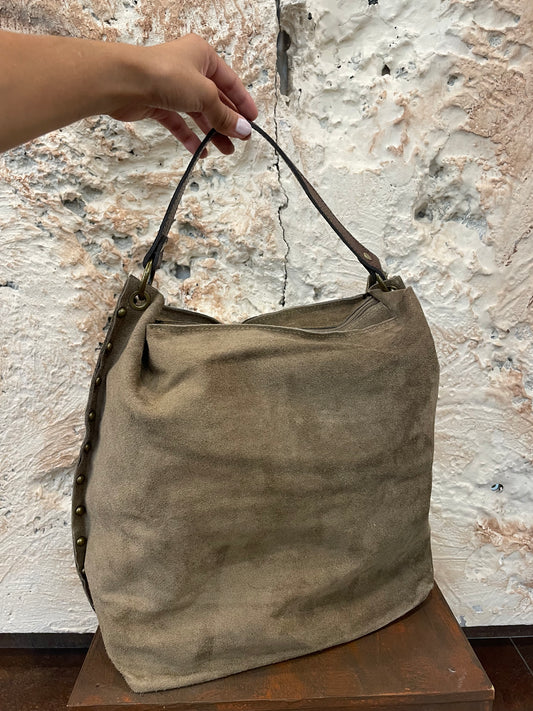 BOLSO PIEL ASA CORTA Y TACHAS TAUPE