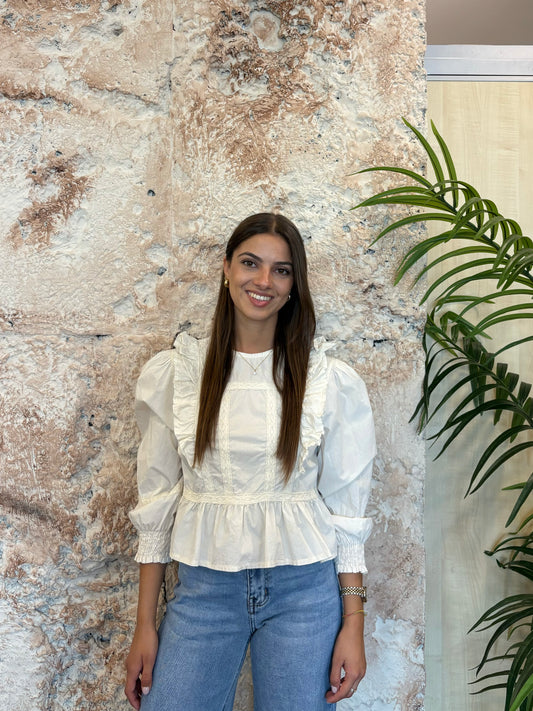 BLUSA VOLANTE DETALLE PUNTILLA