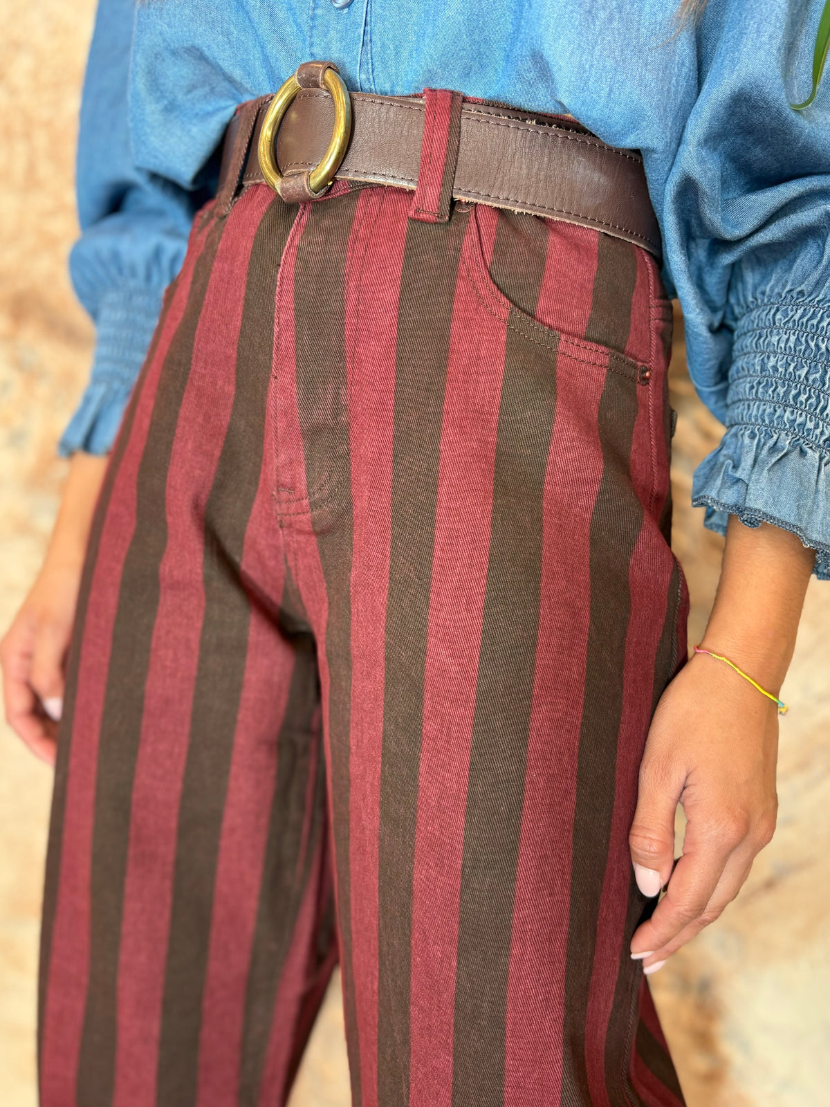 JEANS MOM FIT RAYAS MARRÓN- FRAMBUESA