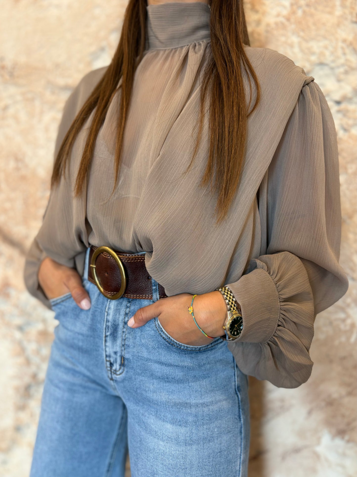 BLUSA PLISADA BAJO EFECTO GLOBO TAUPE