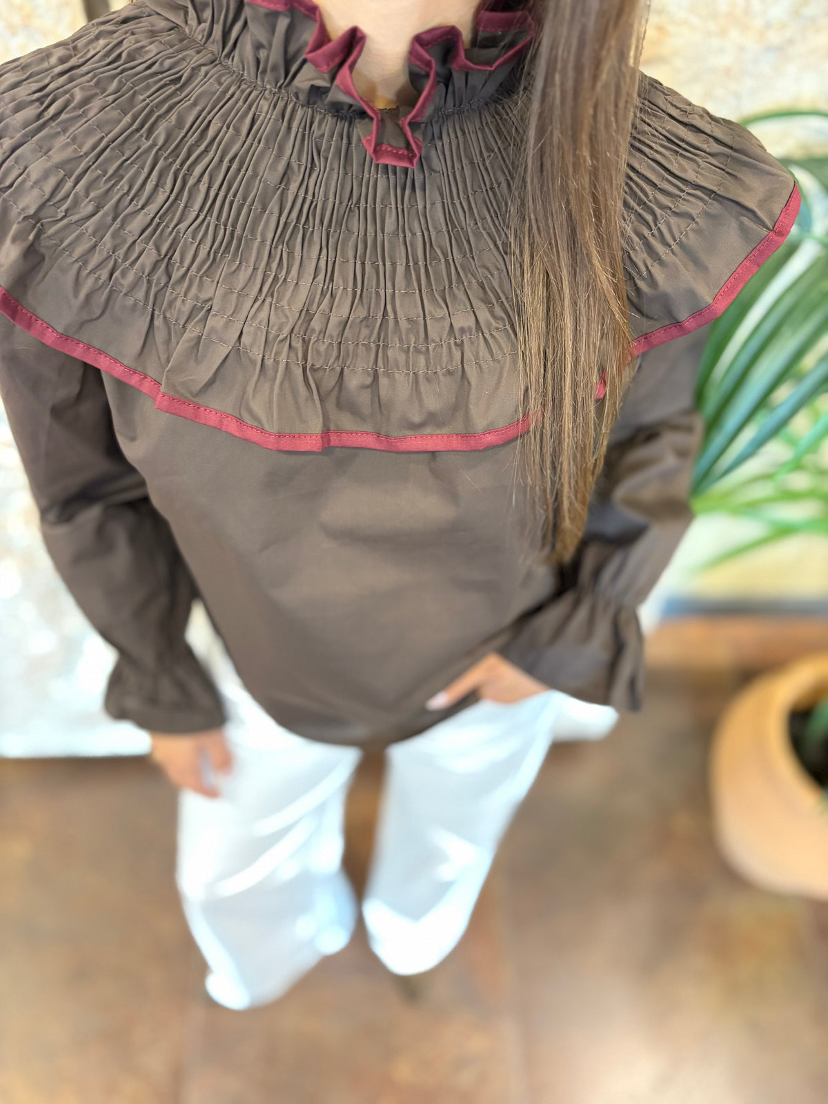 BLUSA MARRÓN CUELLO PANEL DE ABEJA ACABADO DE VOLANTE FILO BURDEOS
