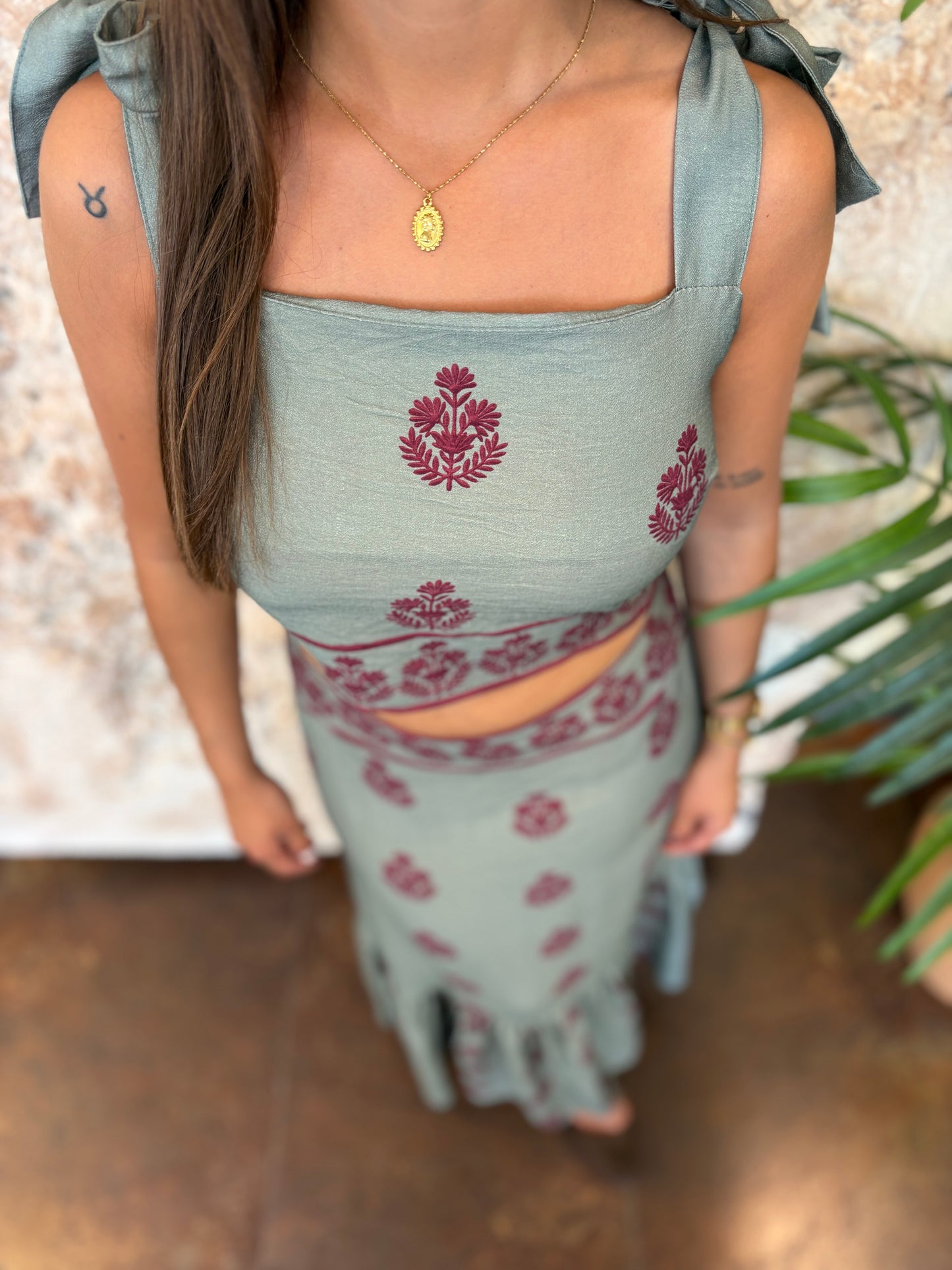 CONJUNTO TOP TIRANTE LAZO Y FALDA  ESTAMPADA TURQUESA-MORADO