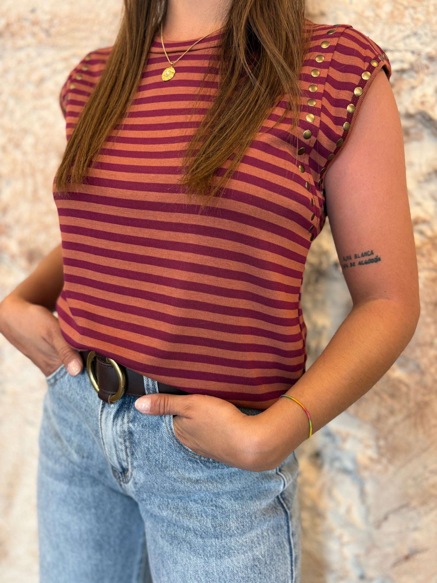 CAMISETA TACHAS TEJA Y MORADO