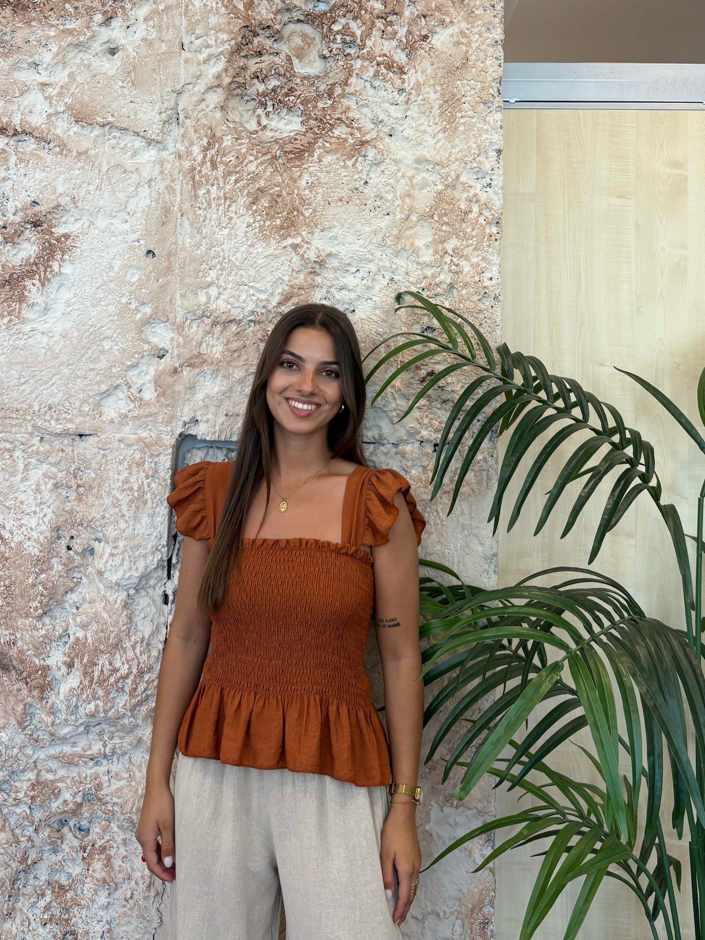 BLUSA TIRANTE PANEL DE ABEJA DETALLE VOLANTE TEJA