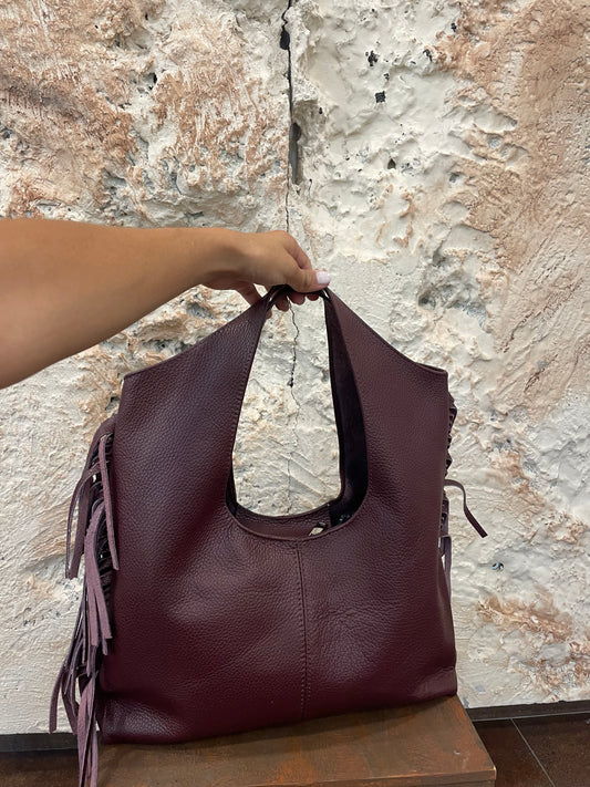 BOLSO DE PIEL BURDEOS CON FLECOS