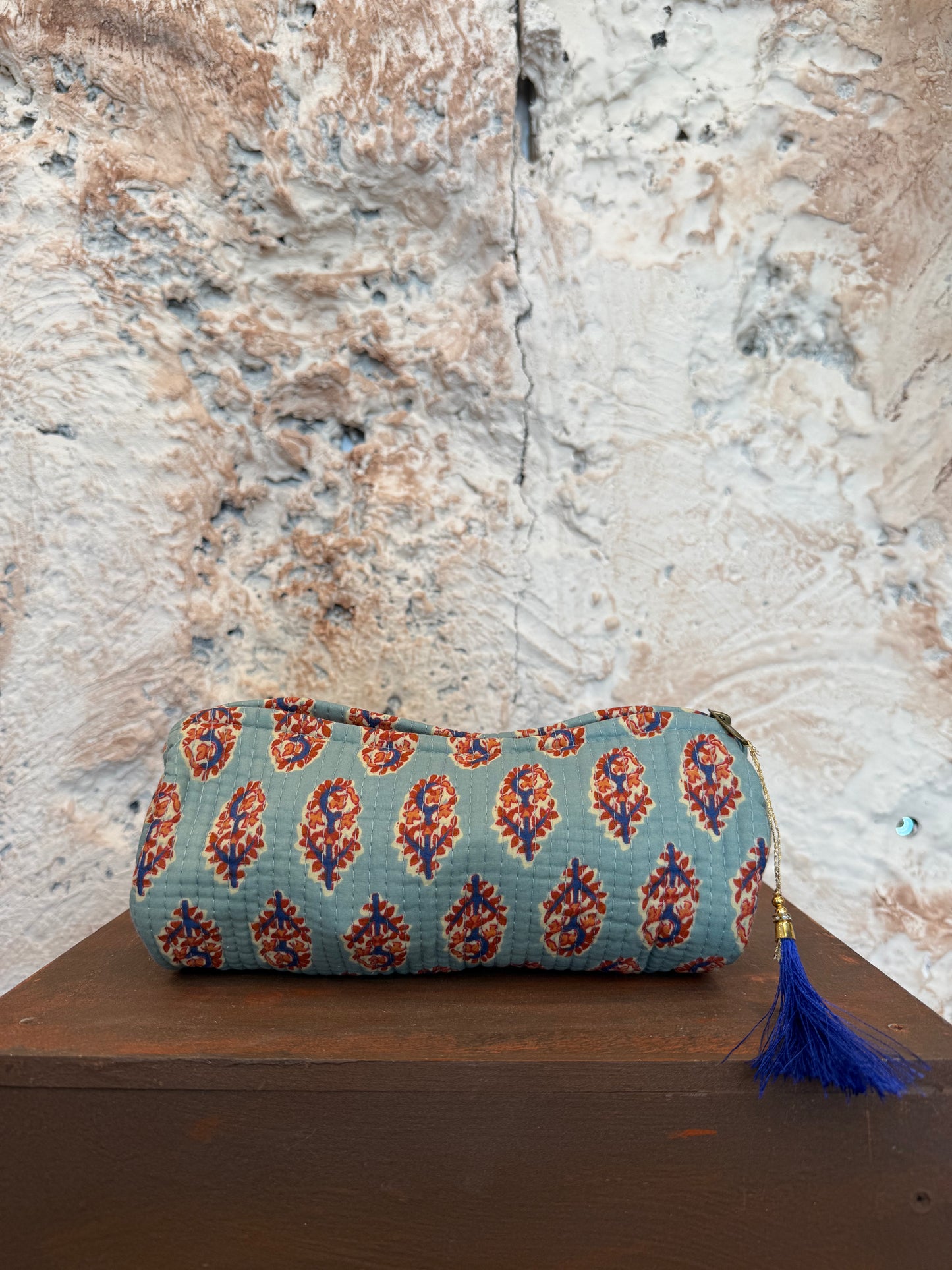 ESTUCHE GRANDE CELESTE EMPOLVADO CON FLORES NARANJAS