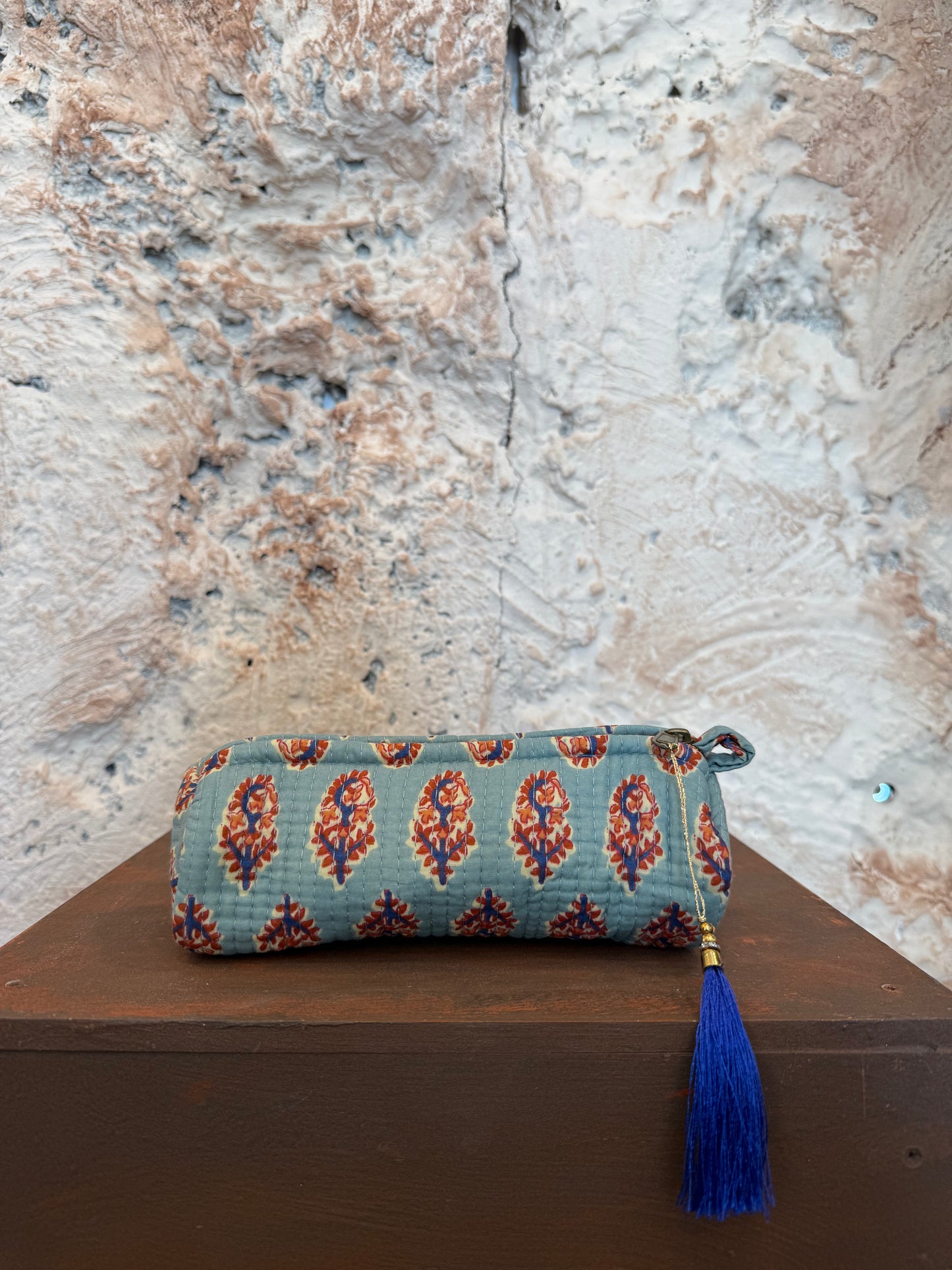 ESTUCHE PEQUEÑO CELESTE EMPOLVADO CON FLORES NARANJAS