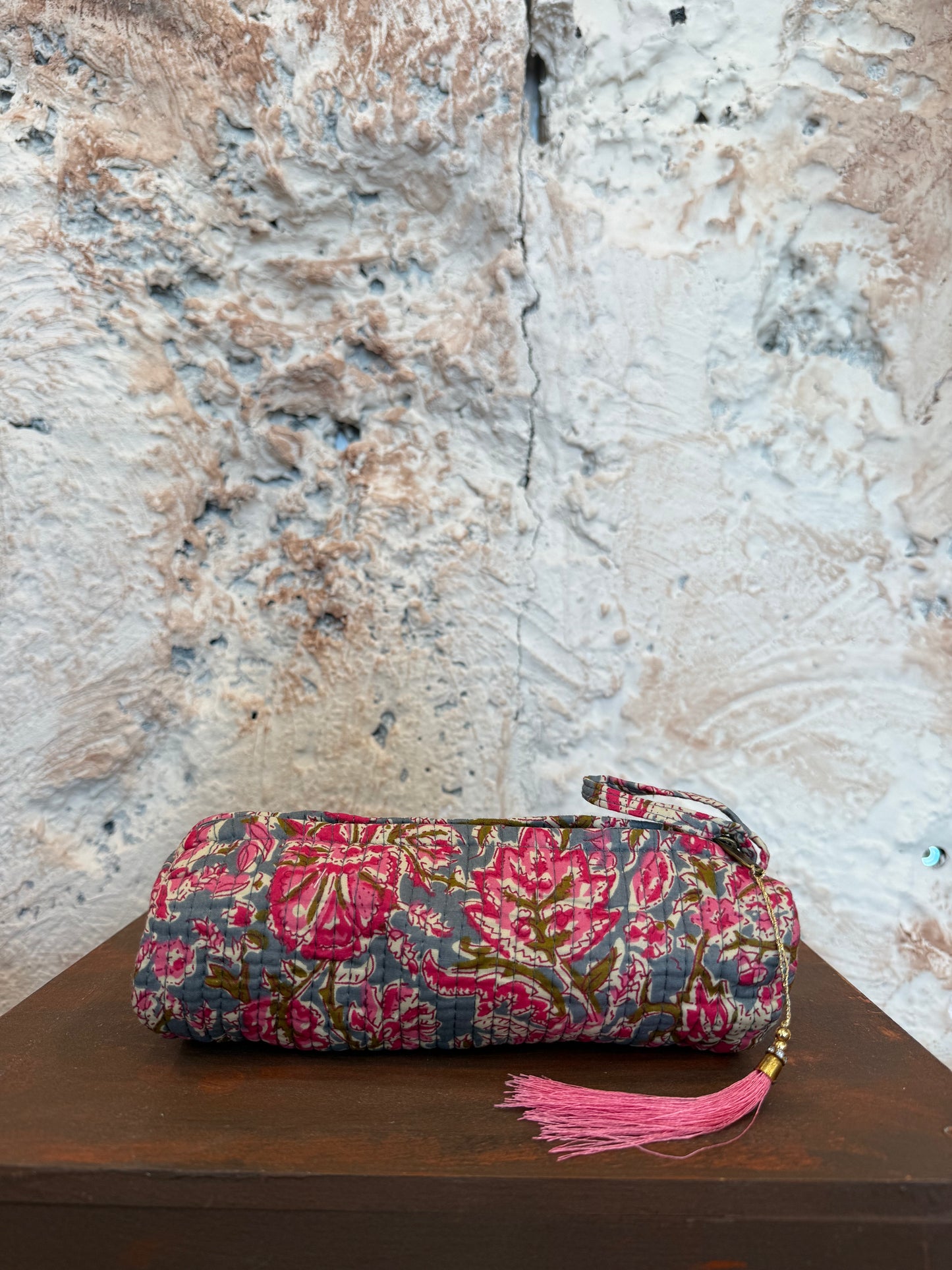 ESTUCHE PEQUEÑO AZUL EMPOLVADO CON FLORES ROSAS