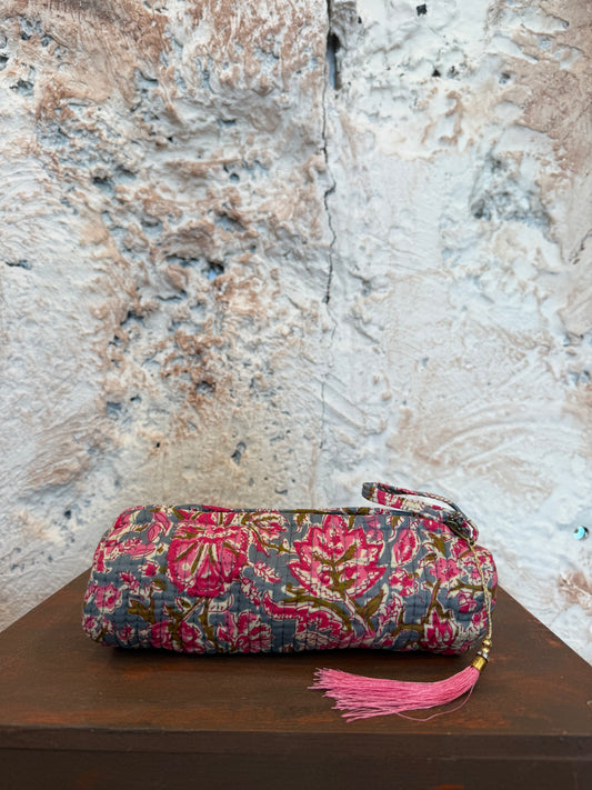 ESTUCHE PEQUEÑO AZUL EMPOLVADO CON FLORES ROSAS