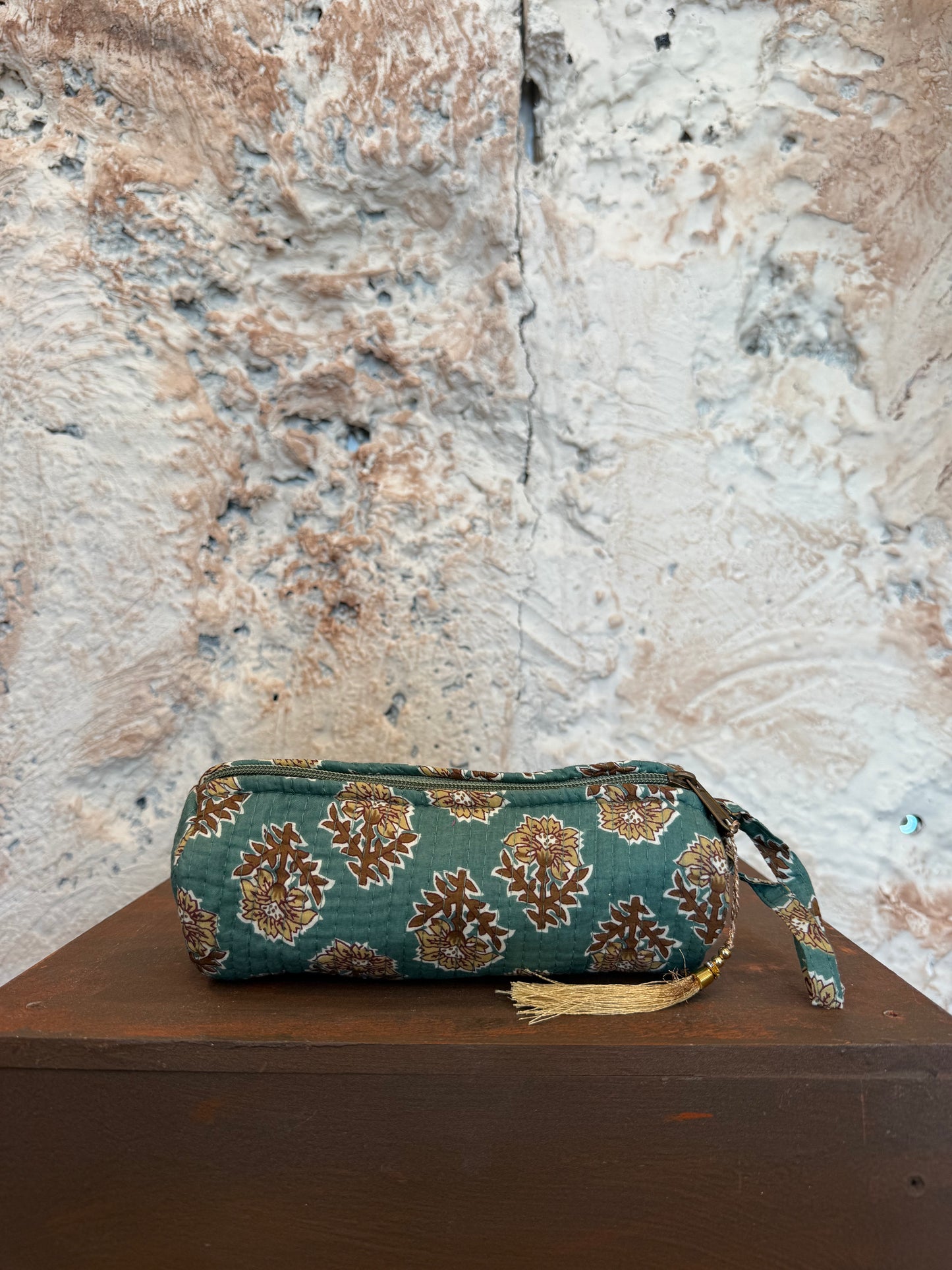 ESTUCHE PEQUEÑO VERDE CON FLORES MARRONES