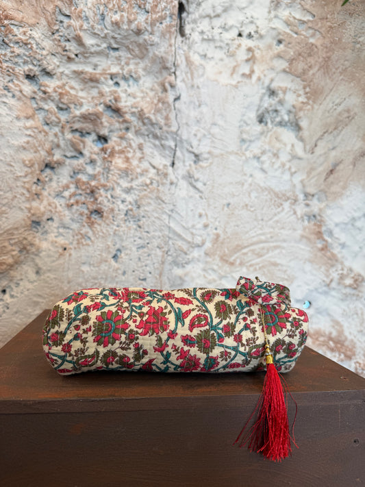 ESTUCHE PEQUEÑO BEIGE CON FLORES ROSAS