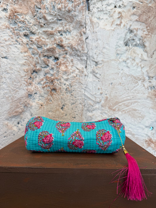 ESTUCHE PEQUEÑO TURQUESA CON FLORES ROSAS