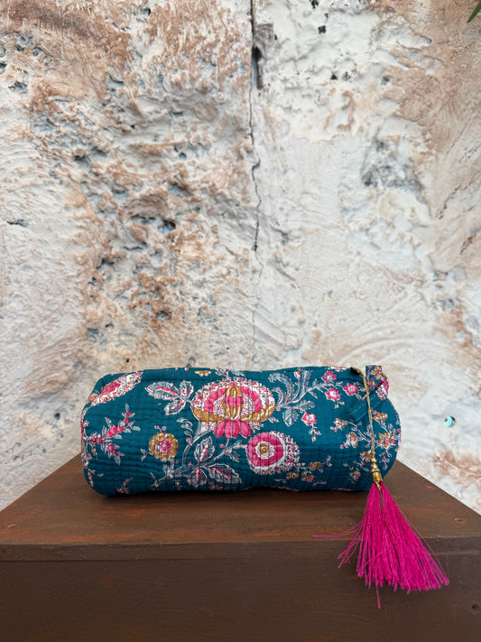 ESTUCHE PEQUEÑO AZUL PAVO CON FLORES ROSAS